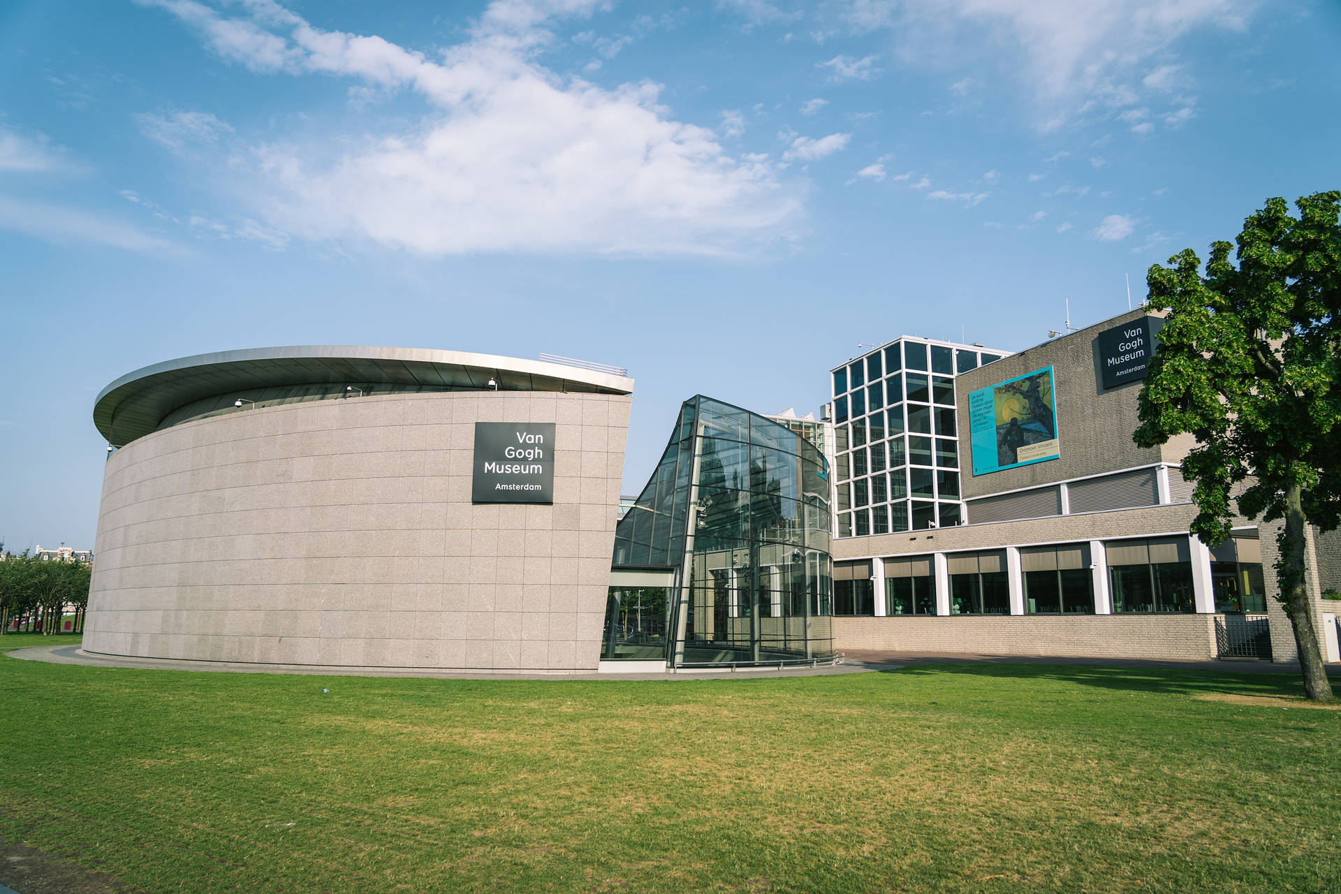 梵谷博物館，在陽光普照的日子展現彎曲的石頭和玻璃建築風格。