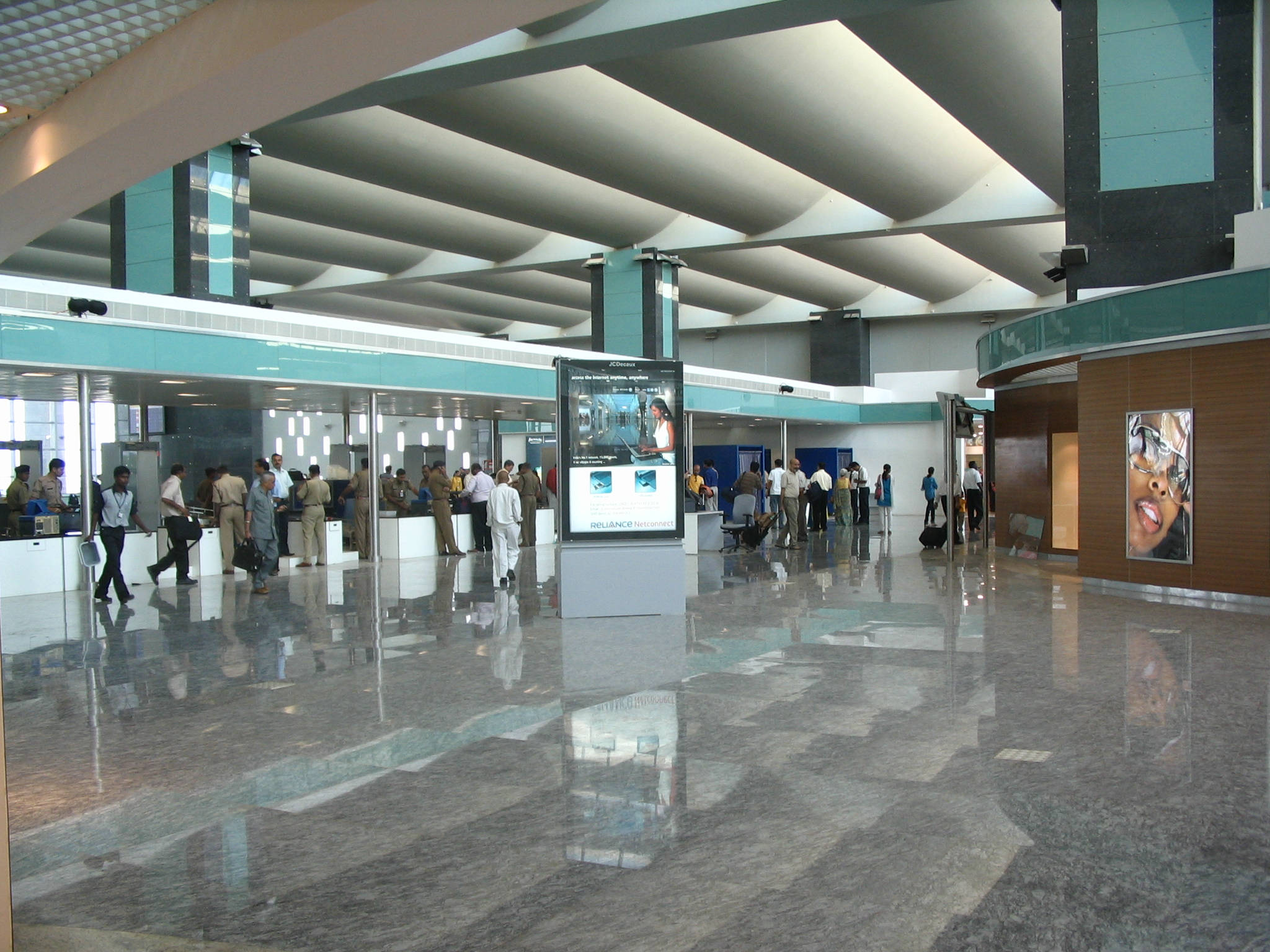 Airport 桌布 壁紙 — 現代機場航廈，旅客在幾何形天花板和反光大理石地板下經過報到櫃檯。