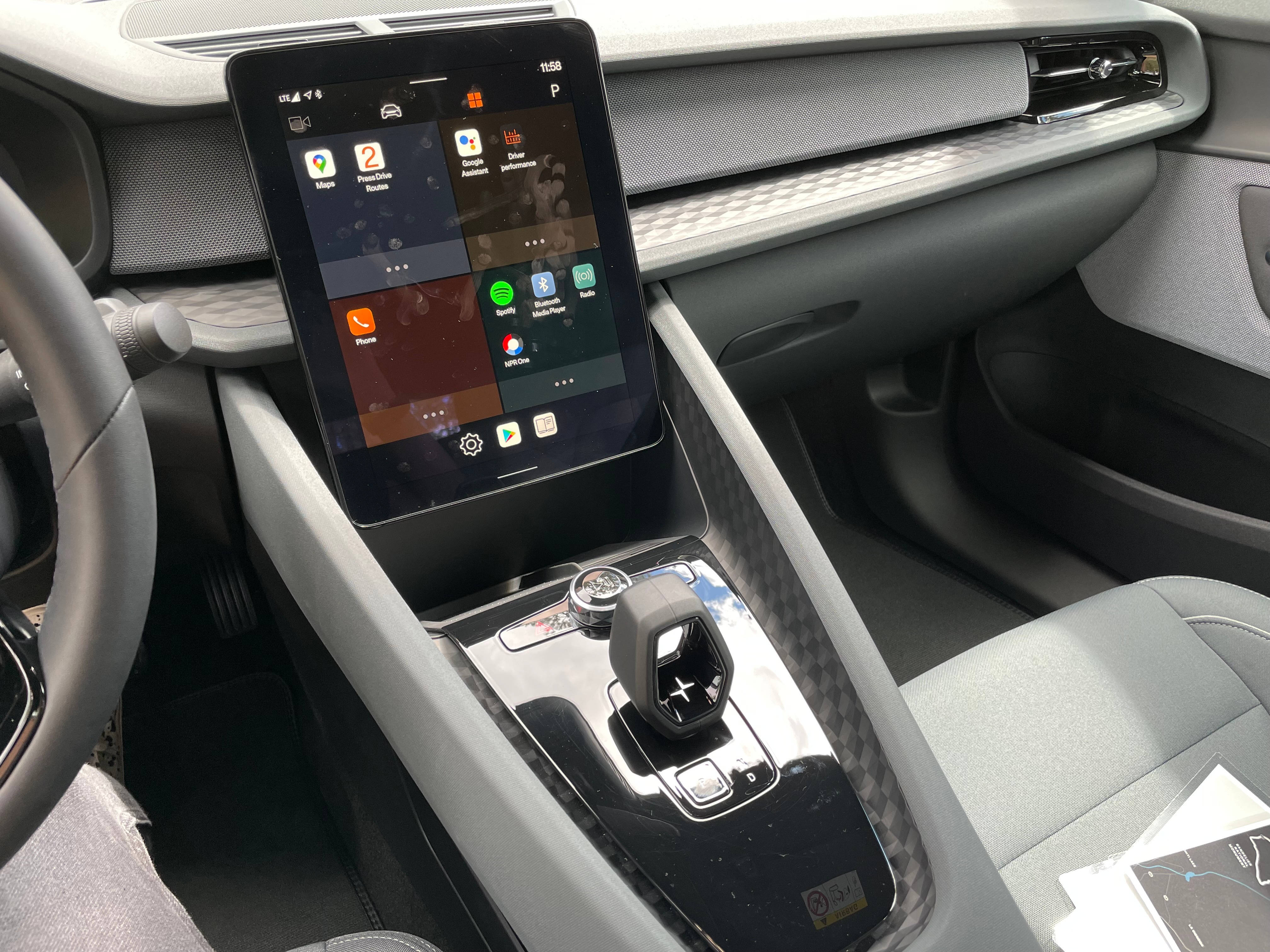 豪華車 桌布 壁紙 — 現代汽車內裝，配備大型觸控顯示螢幕和灰色調的時尚碳纖維飾件。