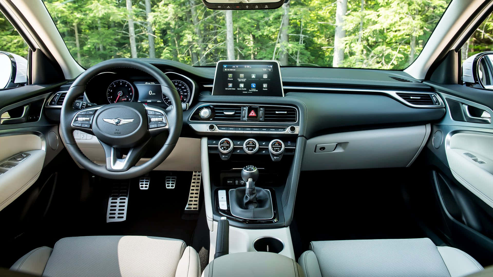 Genesis G70 桌布 壁紙 — 現代汽車內部，米色和黑色裝飾，從駕駛座視角，透過擋風玻璃可見森林。