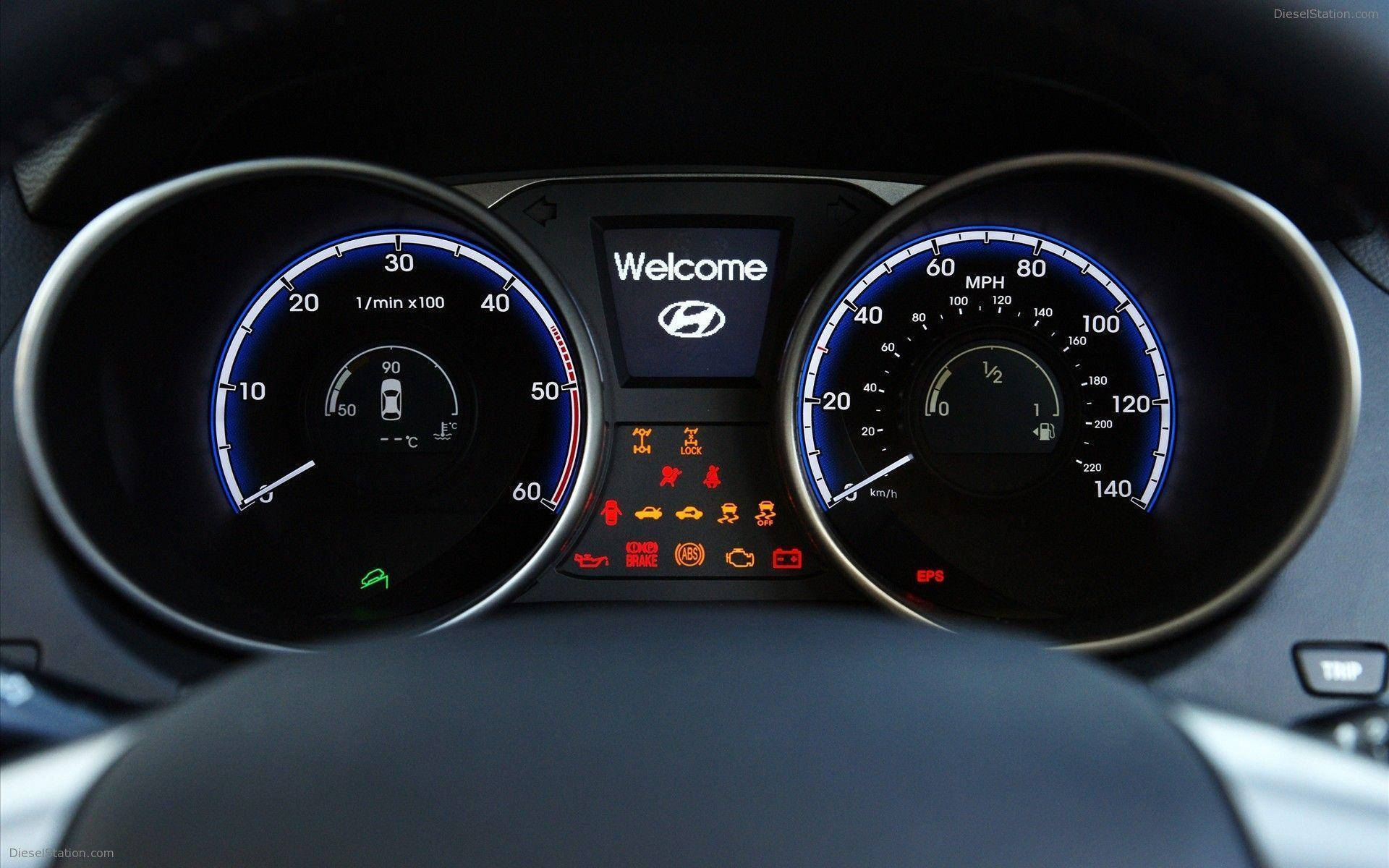 Hyundai 桌布 壁紙 — 現代汽車發光儀表板的特寫，顯示速度計、轉速計和帶有發光藍色和紅色指示器的歡迎屏幕。