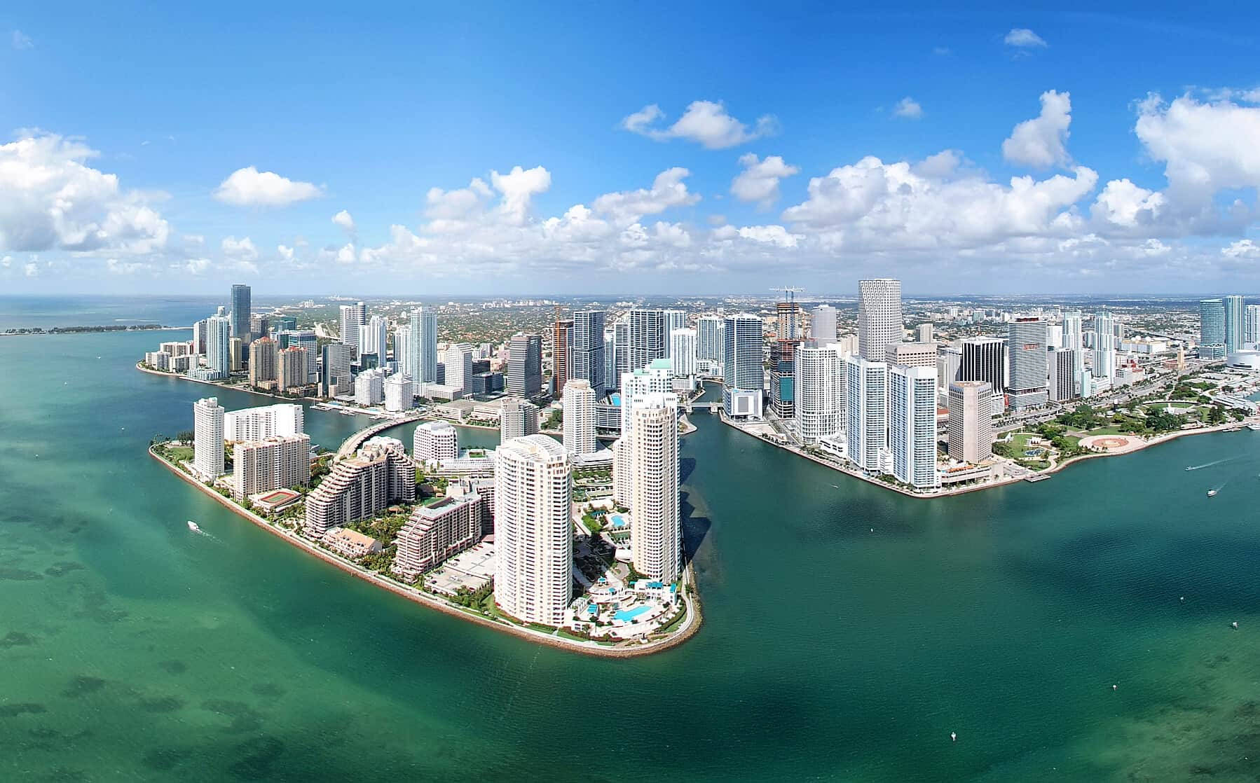 Miami 桌布 壁紙 — 現代沿海城市景觀的鳥瞰圖，高樓大廈林立，碧綠的海水，明亮的藍天白雲。