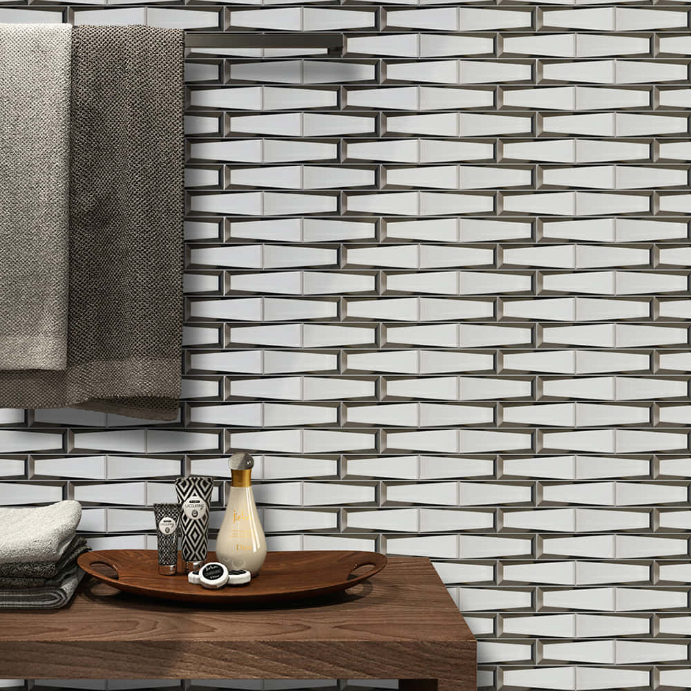 Tiles 桌布 壁紙 — 現代浴室，採用幾何圖案白色和灰色瓷磚、木製梳妝台，整齊擺放毛巾和洗漱用品。