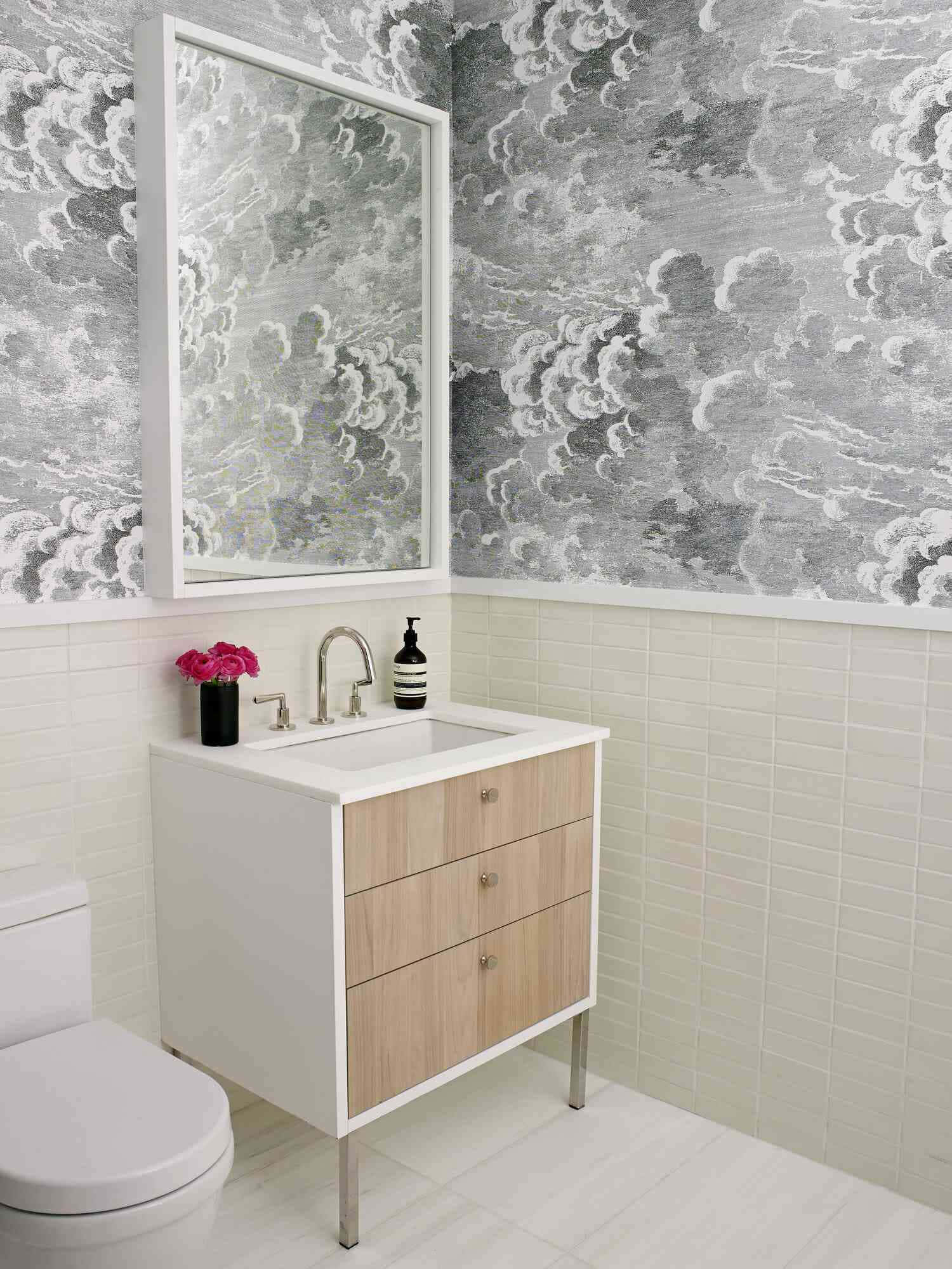 Bathroom Decor 桌布 壁紙 — 現代浴室，白色地鐵磚上方有雲紋壁紙，木製梳妝檯配鍍鉻五金件。