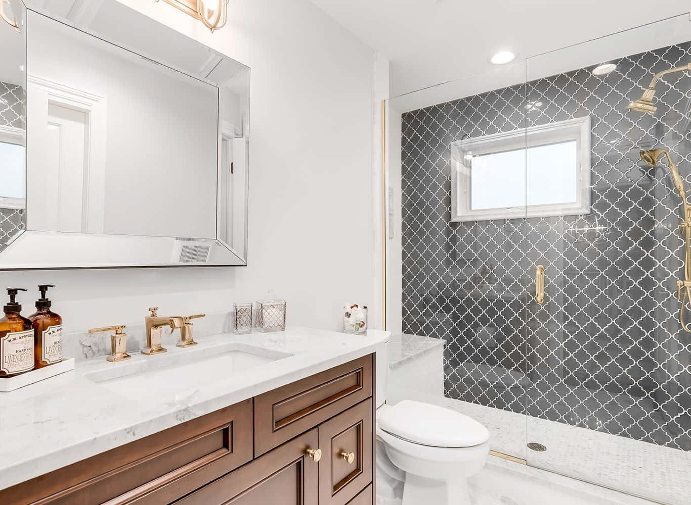 Bathroom Decor 桌布 壁紙 — 現代浴室，白色大理石檯面、青銅配件和灰色圖案瓷磚牆，光線明亮。