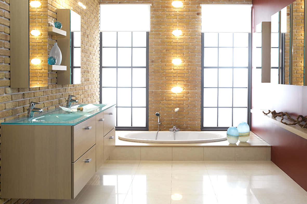 Bathroom Decor 桌布 壁紙 — 現代浴室，設有裸露磚牆、大窗戶和溫暖燈光下的玻璃面梳妝台。