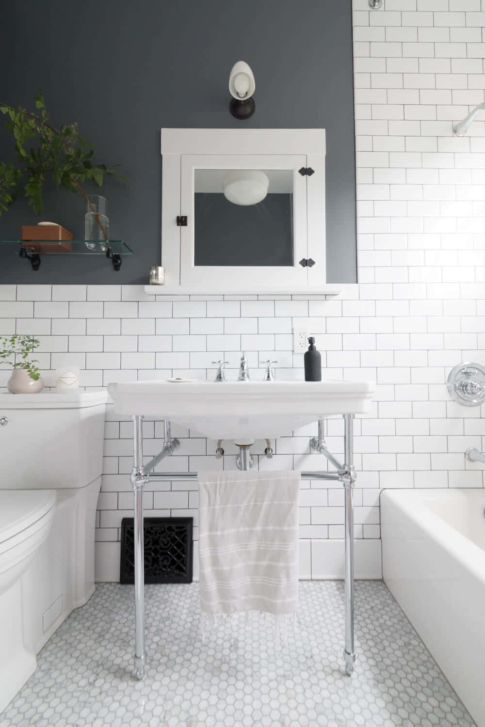 Black And White Bathroom 桌布 壁紙 — 現代浴室，配有白色地鐵磚、灰色牆壁和帶鉻合金腿的獨立式洗手盆。