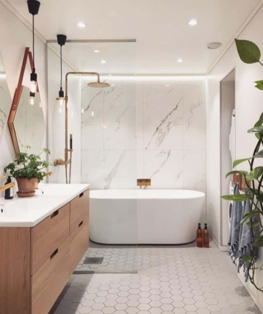 bathroom 桌布 壁紙 — 現代浴室，配有白色大理石牆壁、獨立式浴缸、木製梳妝台和六角形地板瓷磚。