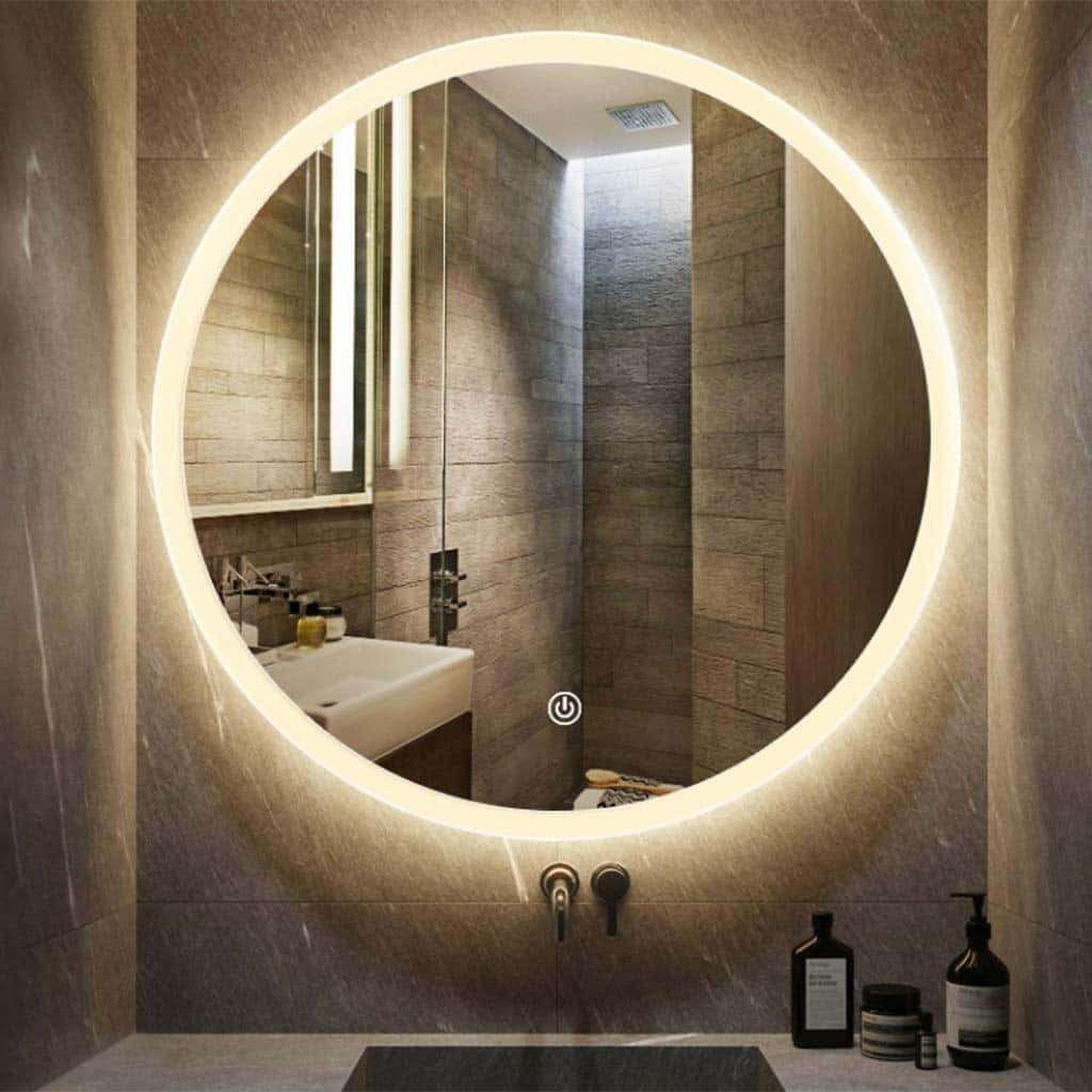 mirror 桌布 壁紙 — 現代浴室中的圓形LED照明鏡子，石牆和洗手盆在其光芒中反射。