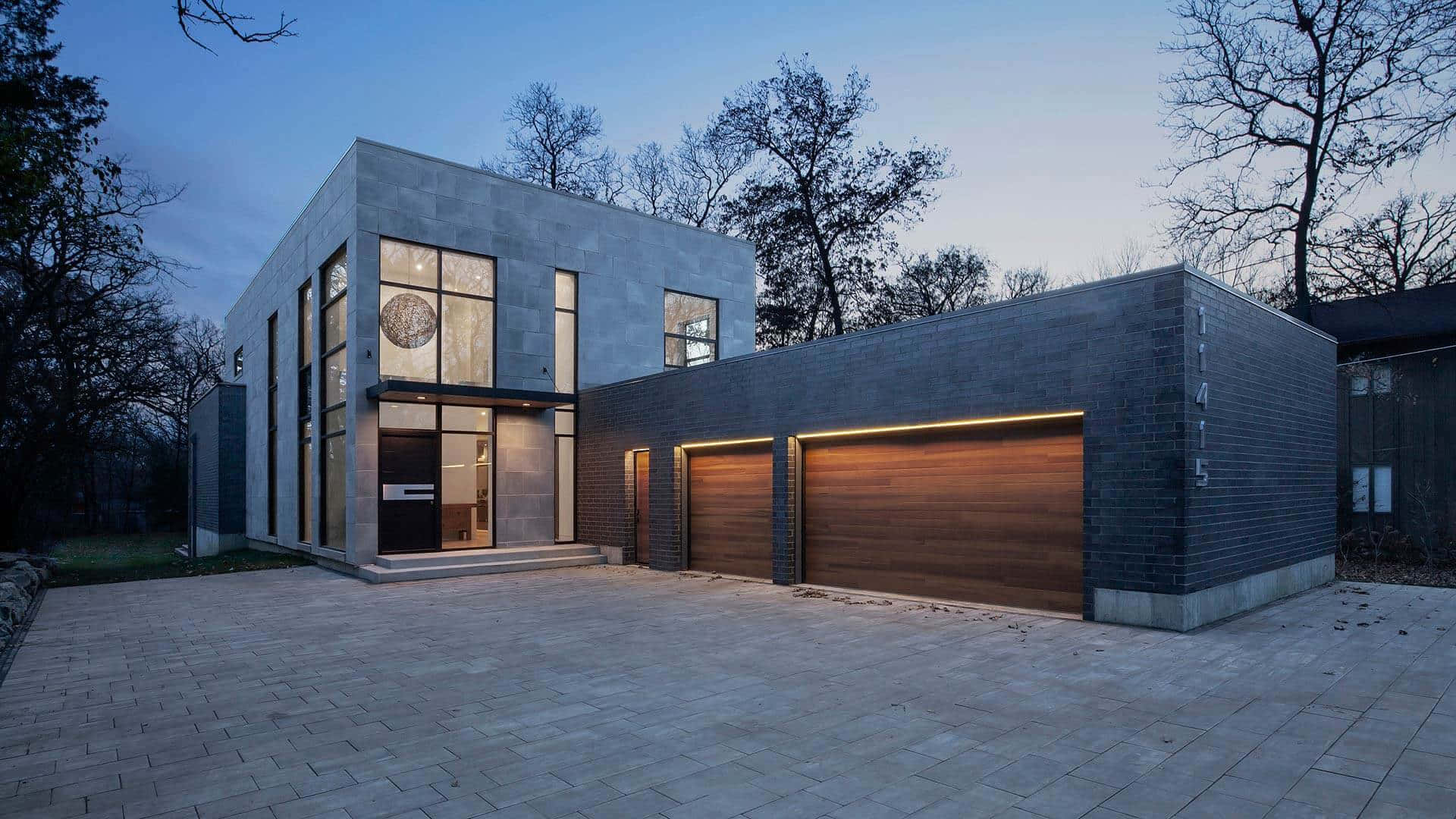 Minimalist Architecture 桌布 壁紙 — 現代混凝土房屋，暮色中溫暖的室內燈光透過大窗戶閃爍。
