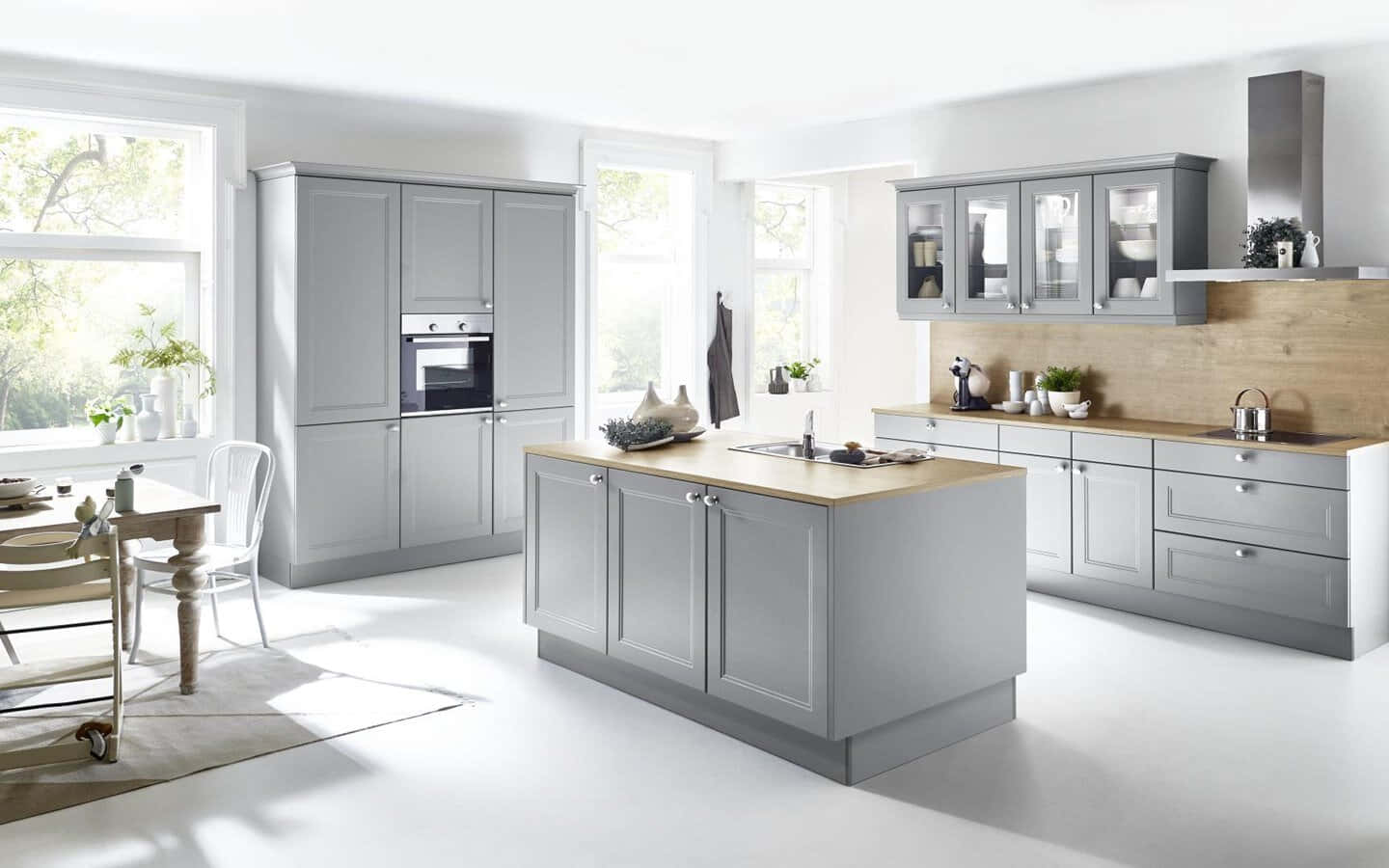 1440p Kitchen 桌布 壁紙 — 現代灰色廚房，配有淺色木質檯面和大窗戶，讓自然光線透入。