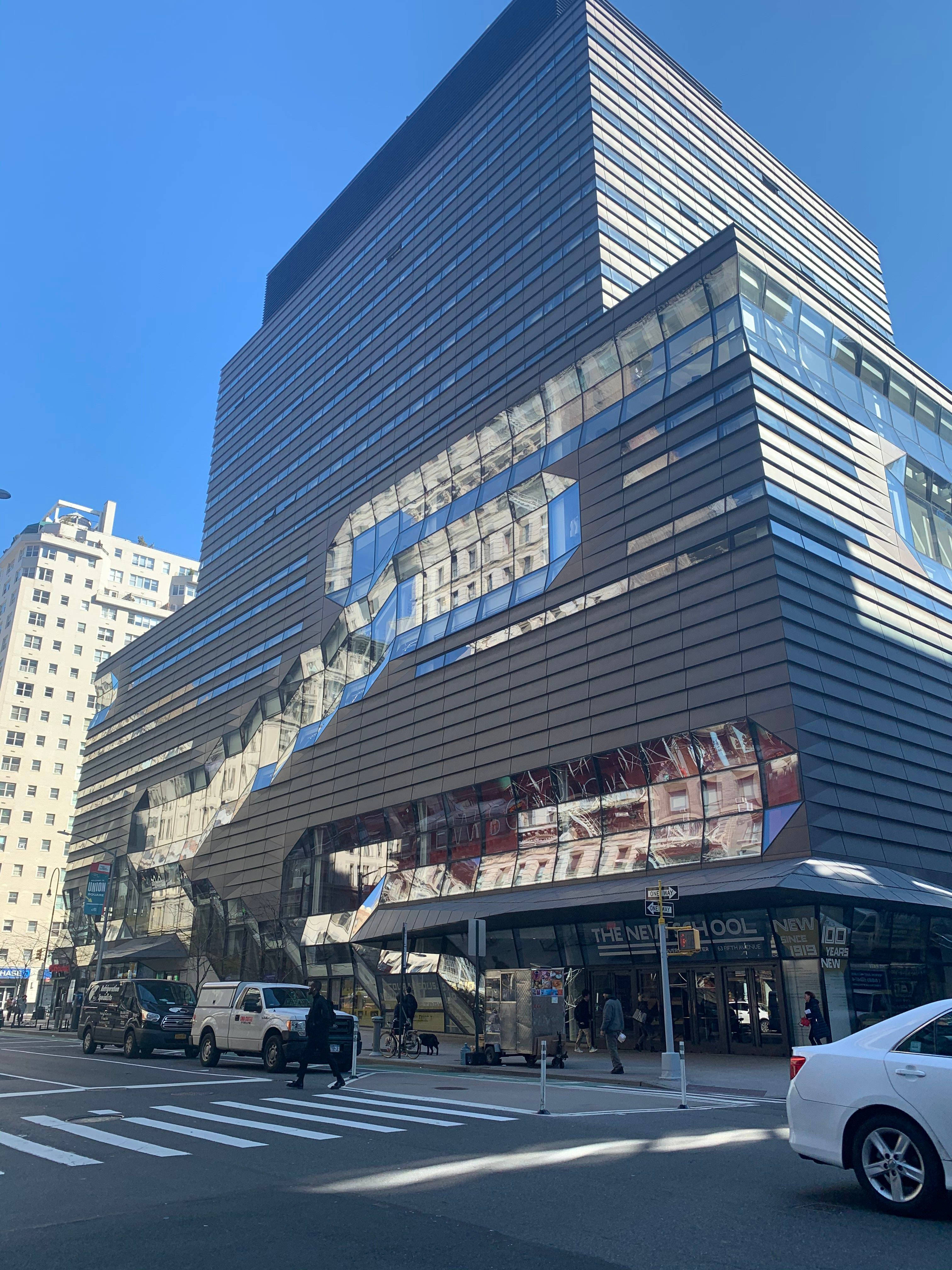 建築 桌布 壁紙 — 現代玻璃和鋼結構建築，在清澈藍天下，其反射立面映照周圍建築。