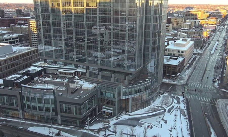 Minneapolis 桌布 壁紙 — 現代玻璃摩天大樓的鳥瞰圖，在黃金時段反射出白雪覆蓋的城市街道。