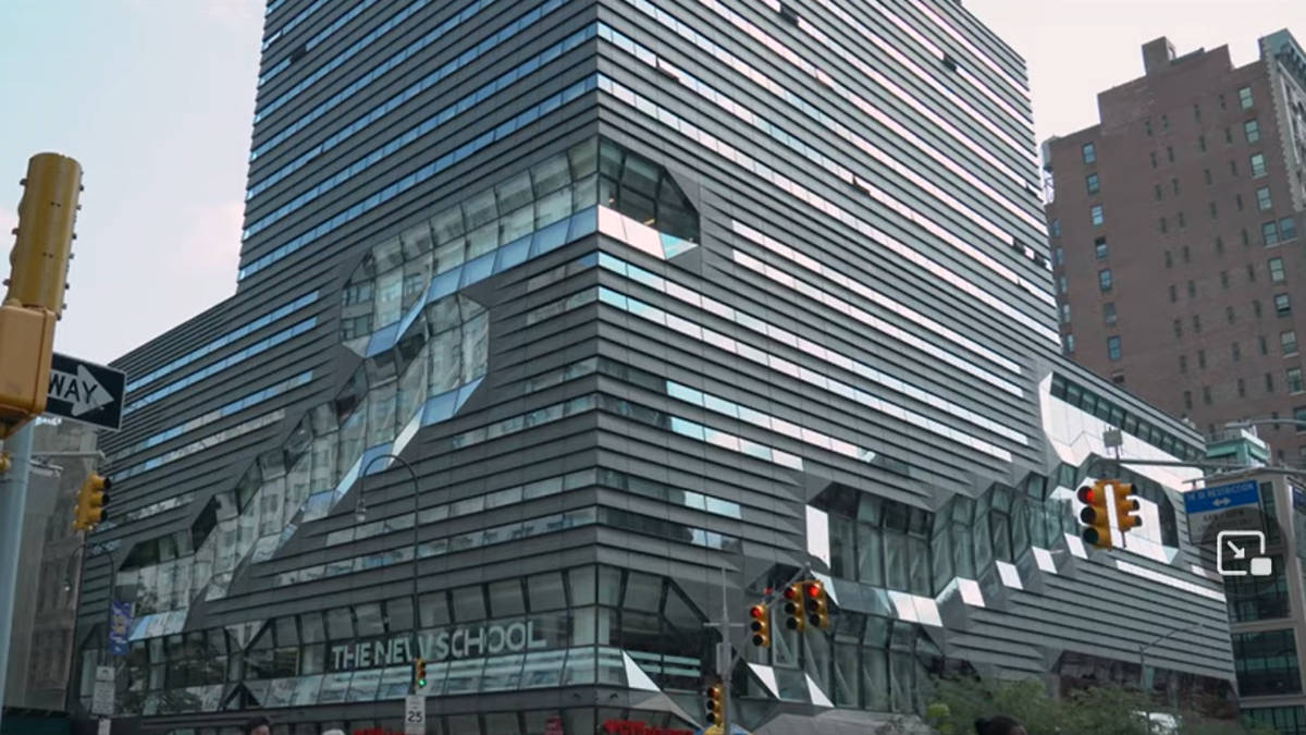 學校 桌布 壁紙 — 現代玻璃與鋼結構建築，擁有棱角分明的外牆和反光窗戶，聳立在繁忙的城市街道上。
