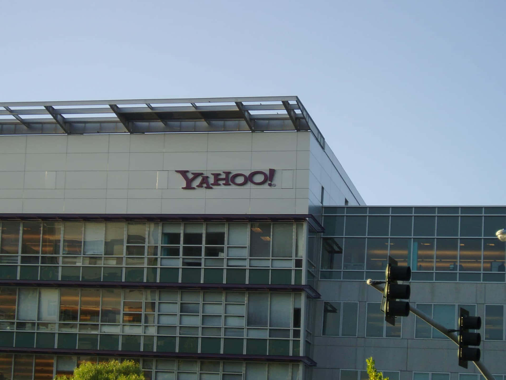 Yahoo辦公大樓，玻璃窗和前景的交通燈。 — Valorant Logo 壁紙