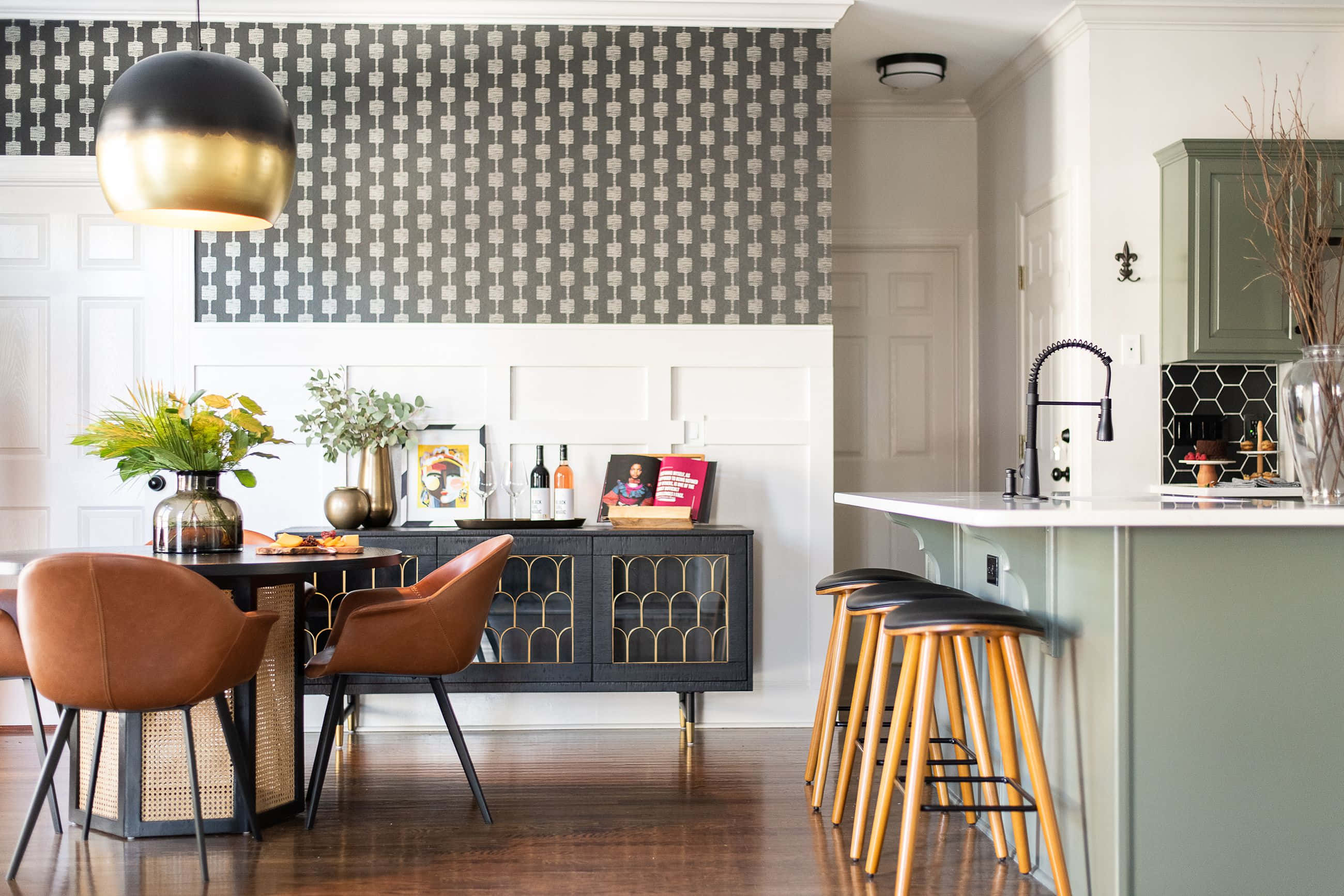 Interior Design 桌布 壁紙 — 現代用餐及廚房區域，配以幾何圖案壁紙、棕色皮革椅子和金色點綴。