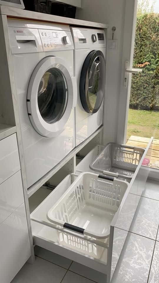 Laundry Room 桌布 壁紙 — 現代白色Bosch洗衣乾衣機，配備拉出式洗衣籃，位於明亮的磁磚雜物間。