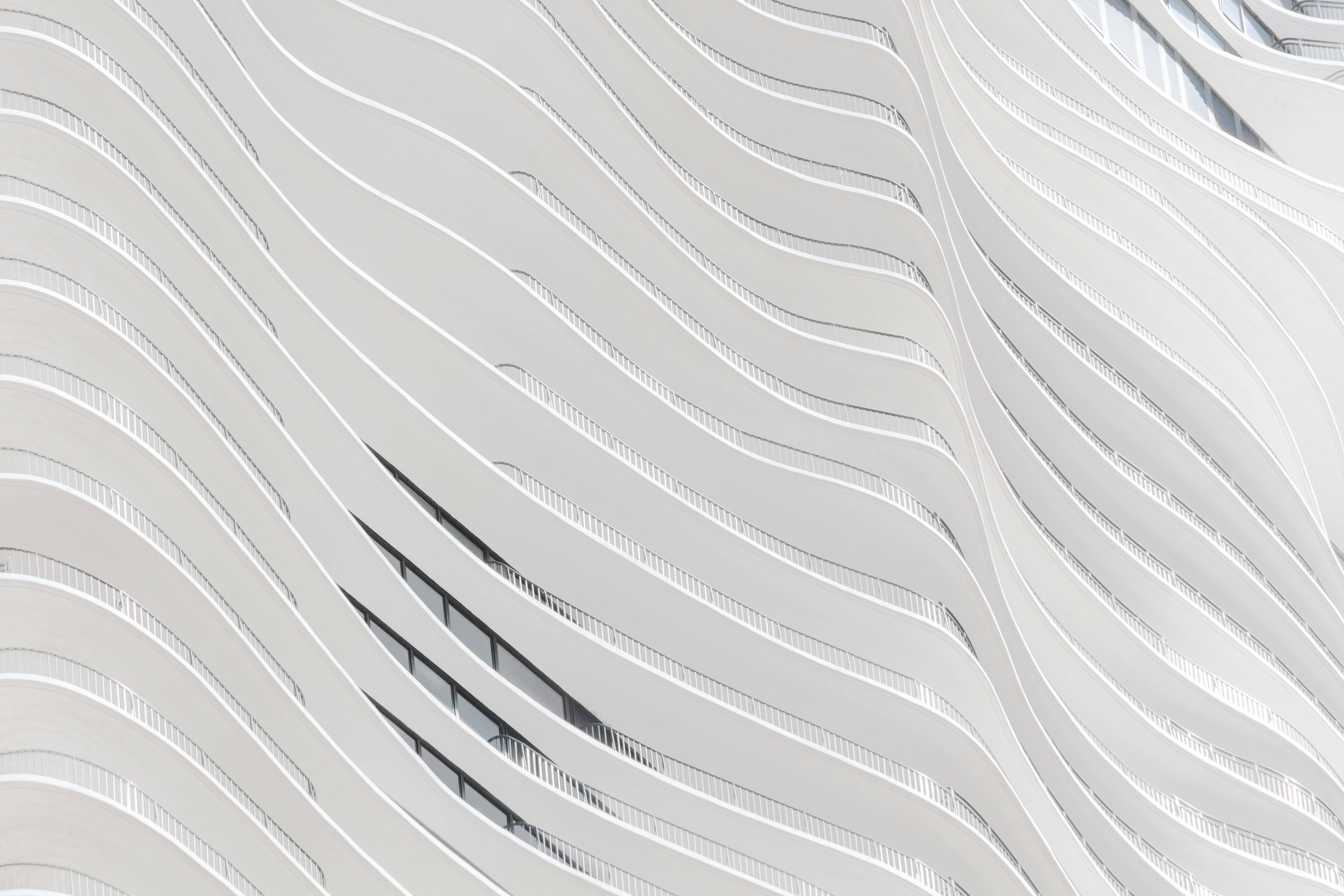 Architecture 桌布 壁紙 — 現代白色建築的特寫，流暢的弧形陽台營造出有節奏的波浪狀圖案。