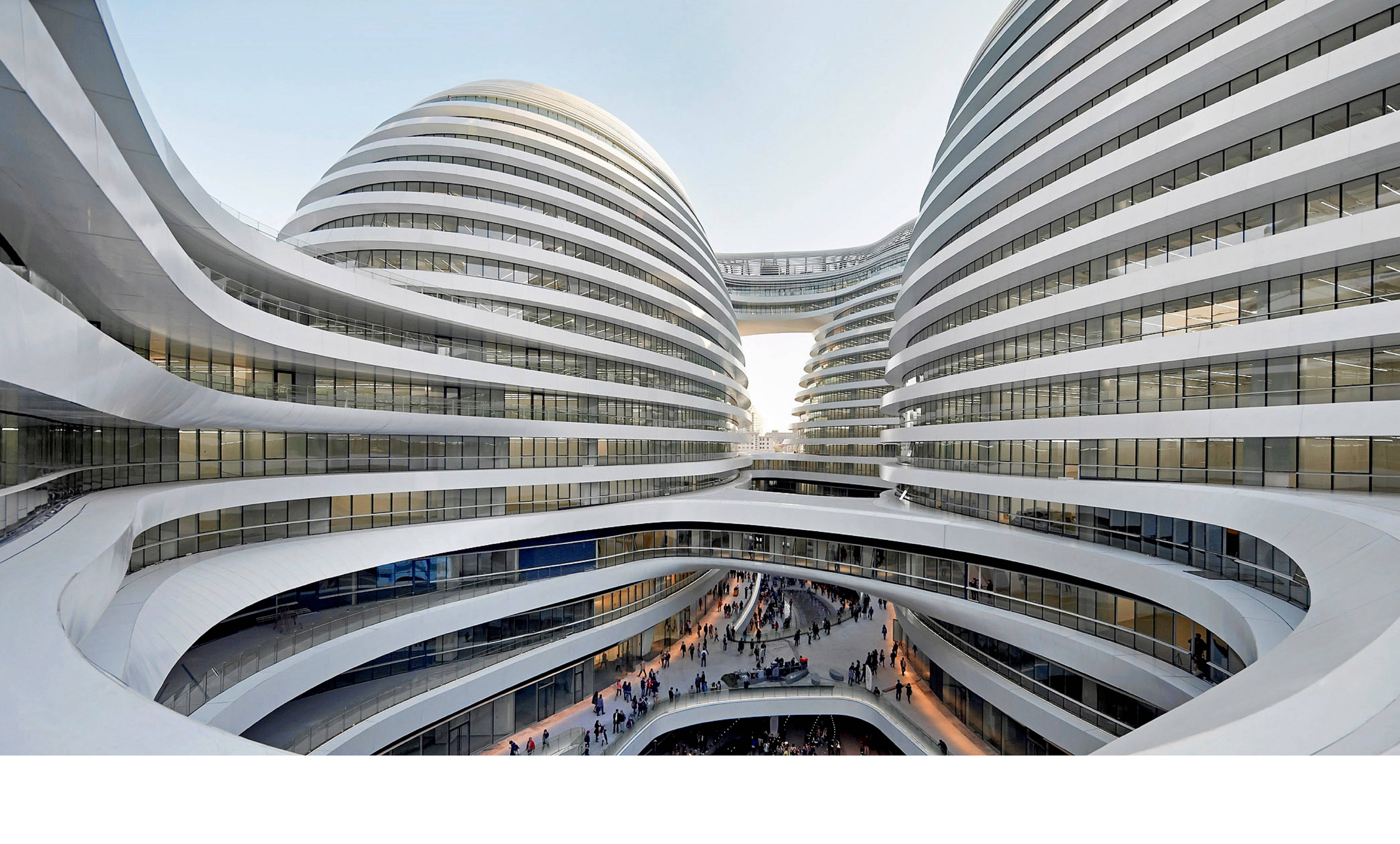 Architecture 桌布 壁紙 — 現代白色彎曲摩天大樓配玻璃窗，形成未來主義的城市峽谷，下方有人行走。