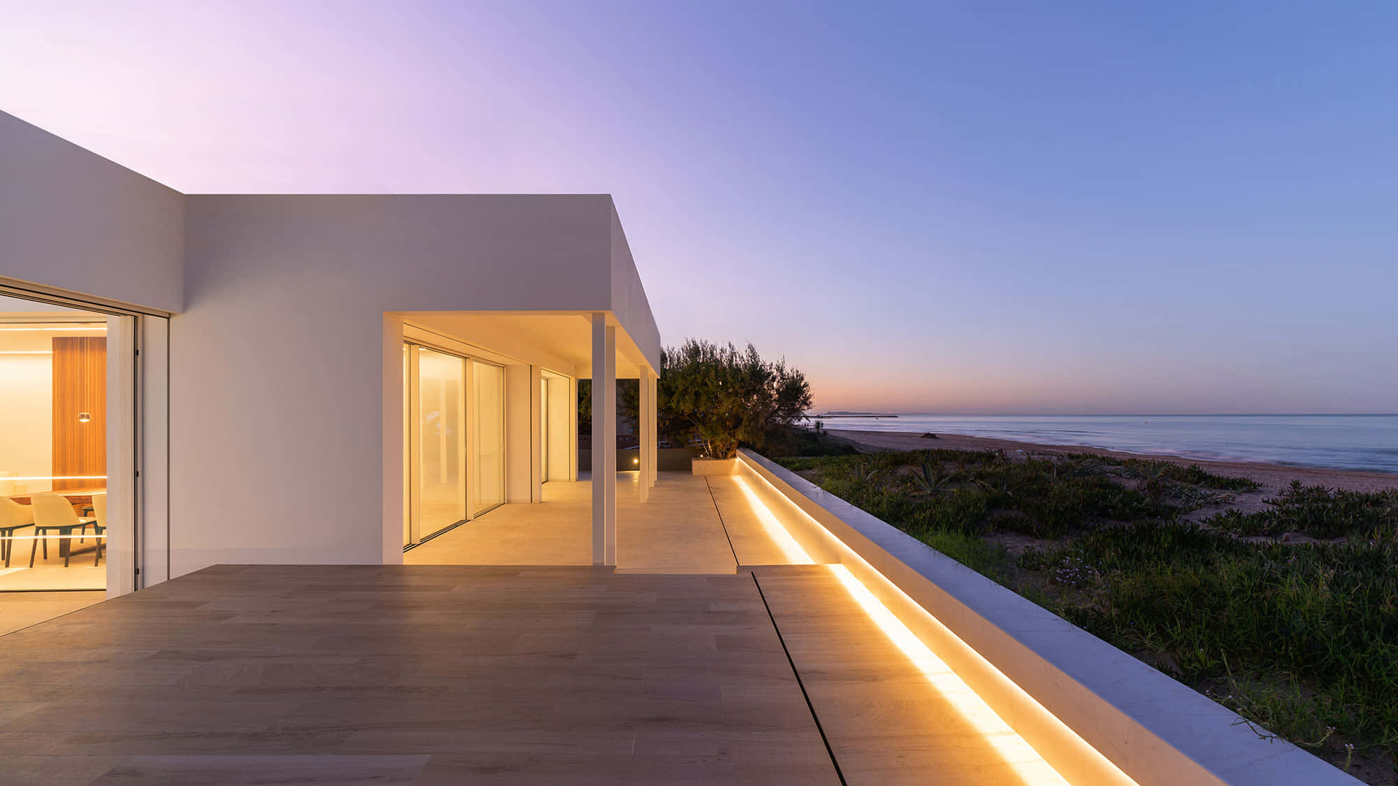 Minimalist Architecture 桌布 壁紙 — 現代白色房屋配以發光地板燈，在紫色天空的黃昏俯瞰海洋。