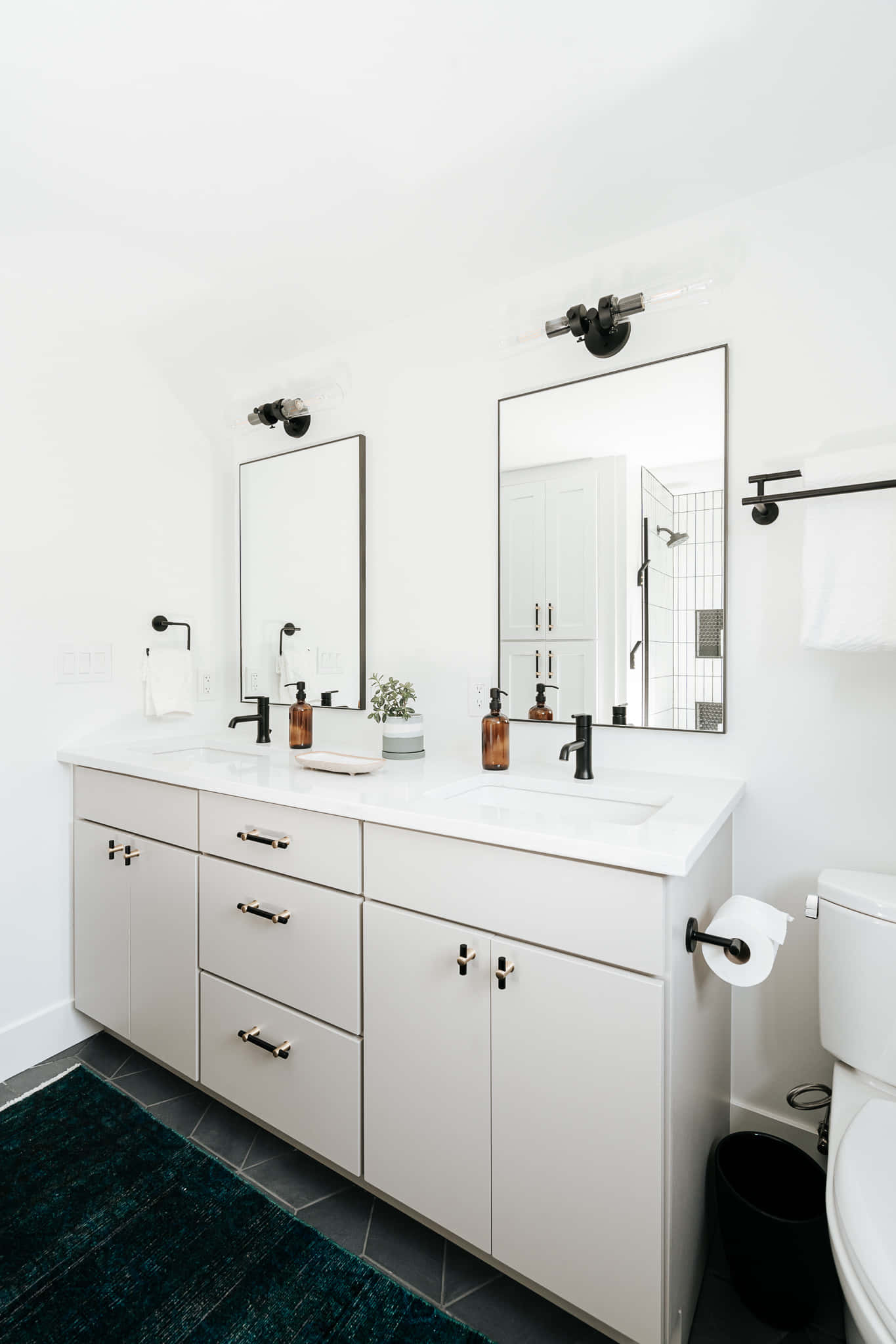 Black And White Bathroom 桌布 壁紙 — 現代白色浴室，配備雙洗手盆、黑色水龍頭，腳下鋪設深青色地毯。