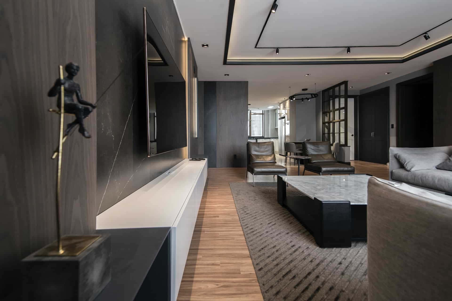 Interior Design 桌布 壁紙 — 現代簡約客廳，配有時尚黑色家具、木地板和引人注目的牆上雕塑。