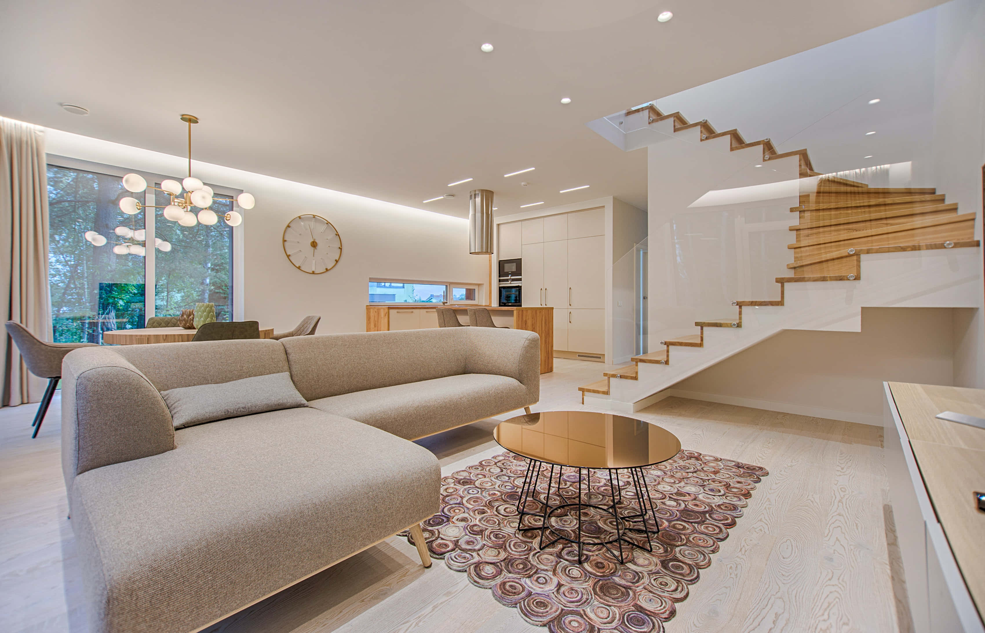 Interior Design 桌布 壁紙 — 現代簡約客廳，配有米色沙發、玻璃茶几和浮動樓梯，在明亮的日光下。