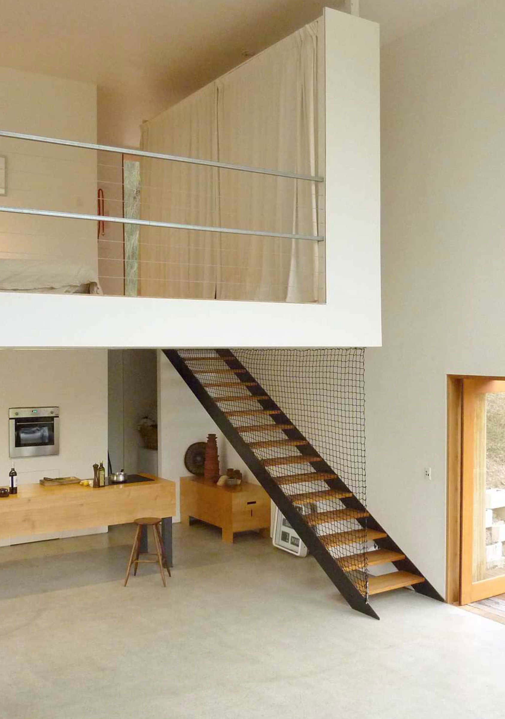 Minimalist Architecture 桌布 壁紙 — 現代簡約室內設計，木樓梯通往帶薄紗窗簾的閣樓臥室。