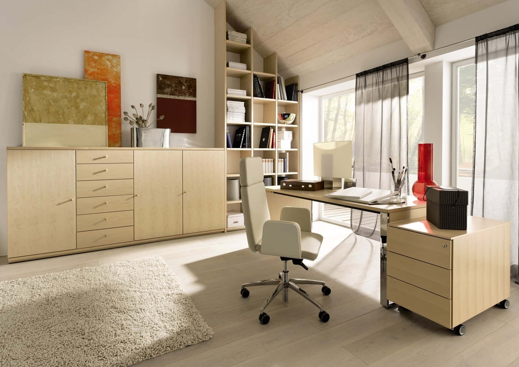 Working From Home 桌布 壁紙 — 現代簡約家居辦公室，配有淺色木家具、大窗戶和白色牆上的抽象藝術。
