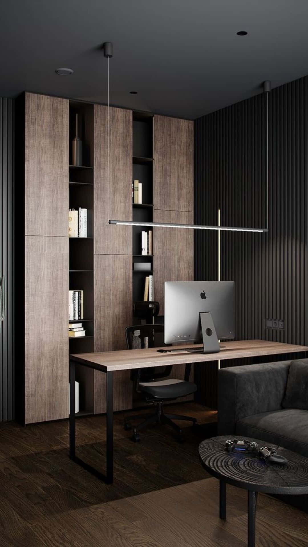 Modern Office 桌布 壁紙 — 現代簡約居家辦公室，配備木製書桌、時尚顯示器和內置書架，在溫暖的吊燈下。