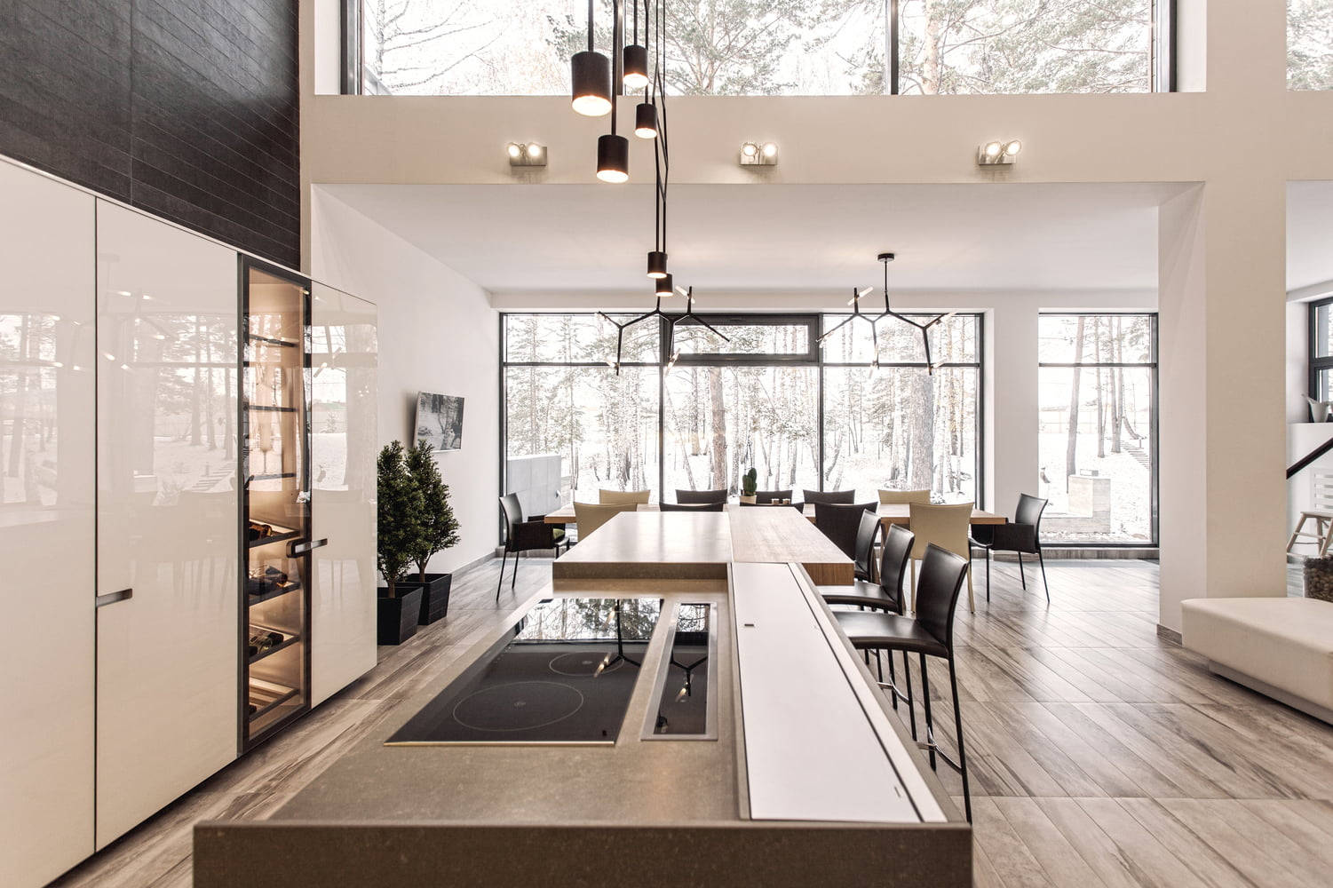 Interior Design 桌布 壁紙 — 現代簡約廚房，配以時尚白色櫥櫃和大型窗戶，可俯瞰雪覆蓋的森林。