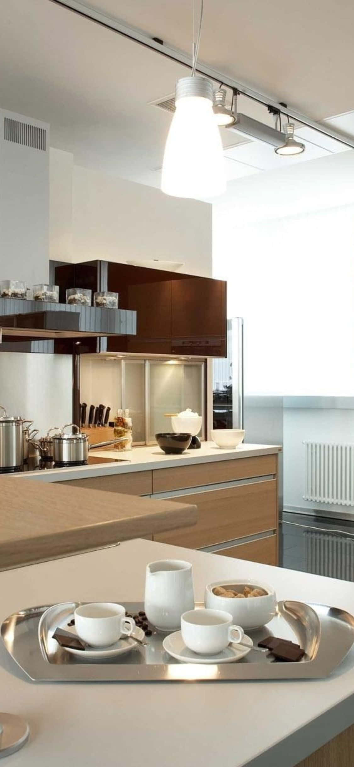 Kitchen 桌布 壁紙 — 現代簡約廚房，配有時尚木製櫥櫃、不鏽鋼電器，以及白色檯面上的咖啡杯托盤。