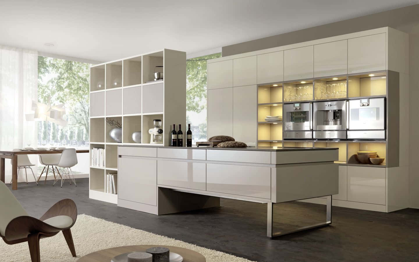 1440p Kitchen 桌布 壁紙 — 現代簡約廚房，配有時尚白色櫥櫃、不鏽鋼電器和大窗戶，可欣賞綠意。