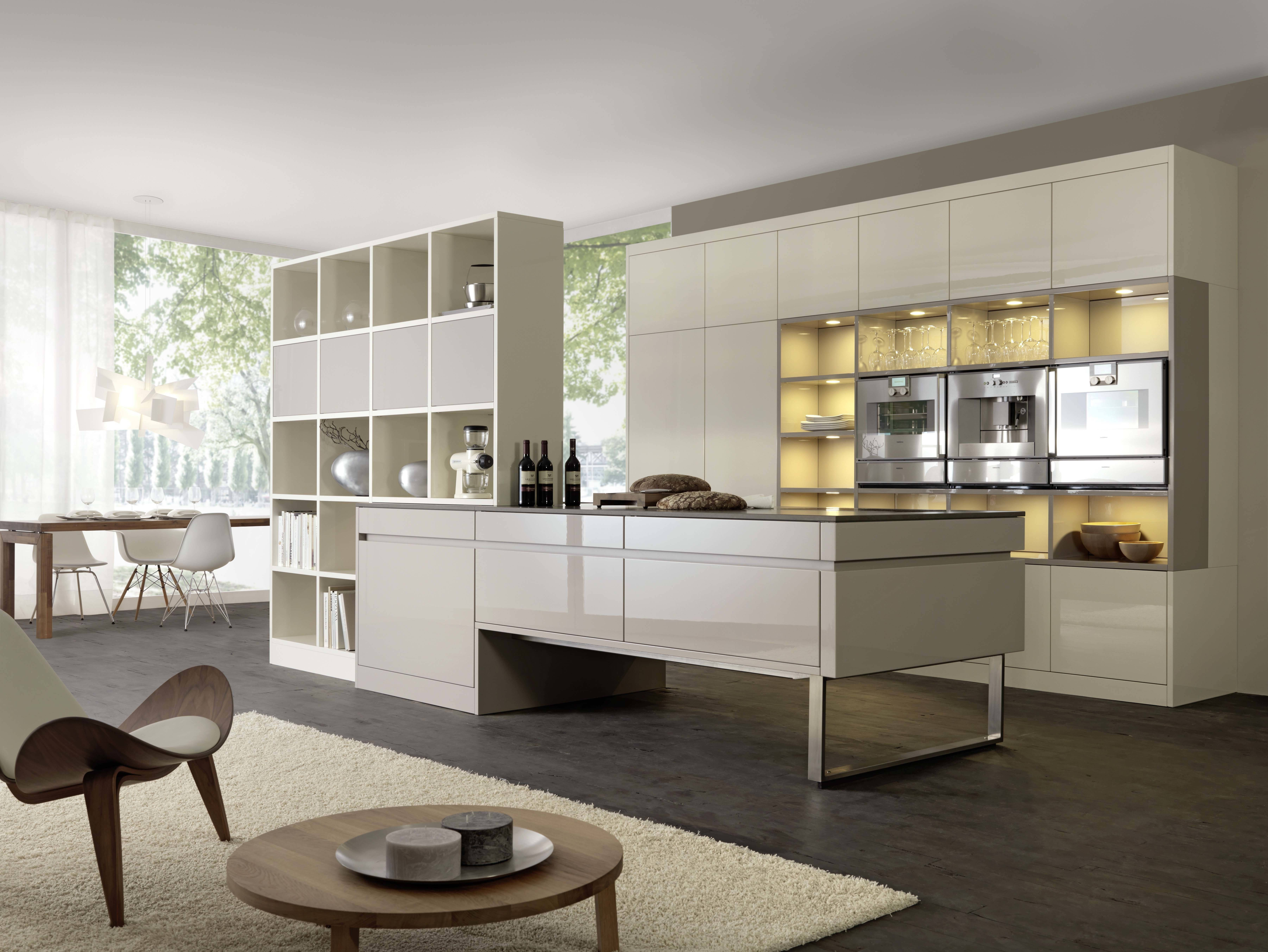Interior Design 桌布 壁紙 — 現代簡約廚房，配有時尚白色櫥櫃、不鏽鋼電器，以及大窗戶引入的自然光。