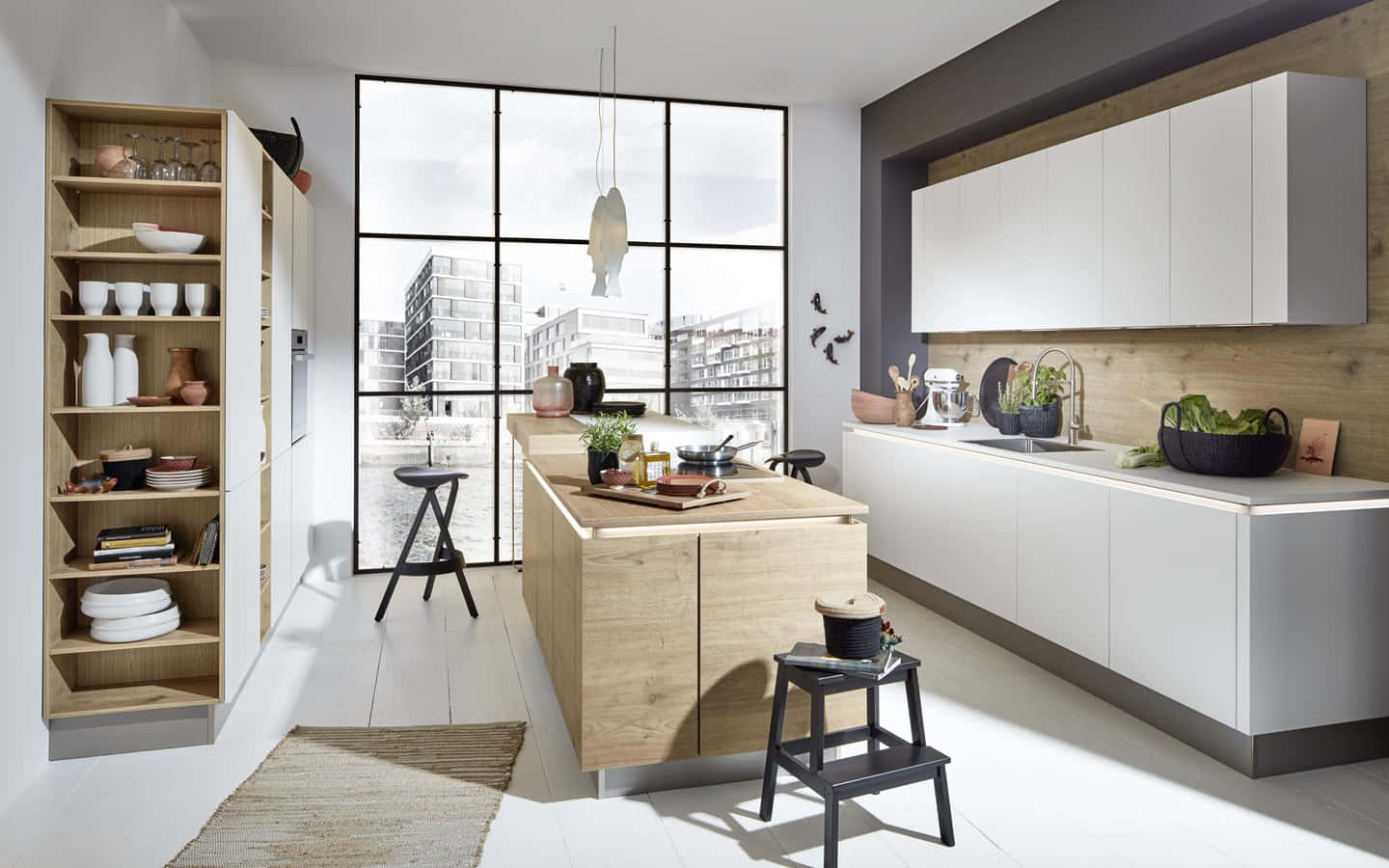 1440p Kitchen 桌布 壁紙 — 現代簡約廚房，配有淺色木製櫥櫃和可俯瞰城市景觀的大窗戶。