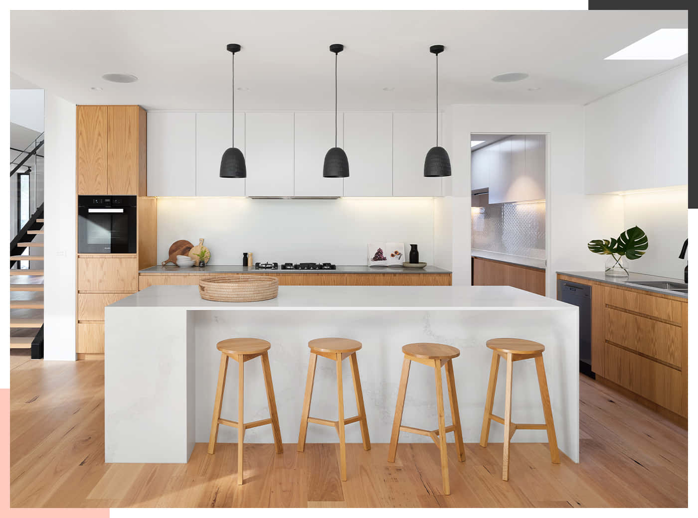 kitchen 桌布 壁紙 — 現代簡約廚房，配有白色中島、木凳和黑色吊燈，下方為溫暖的硬木地板。