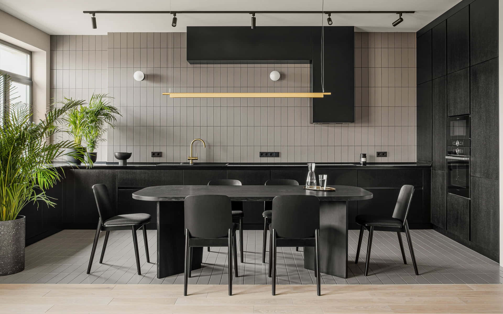Dining Room 桌布 壁紙 — 現代簡約廚房，配有黑色櫥櫃、灰色瓷磚牆壁，以及一張在時尚燈光下被椅子包圍的圓形餐桌。