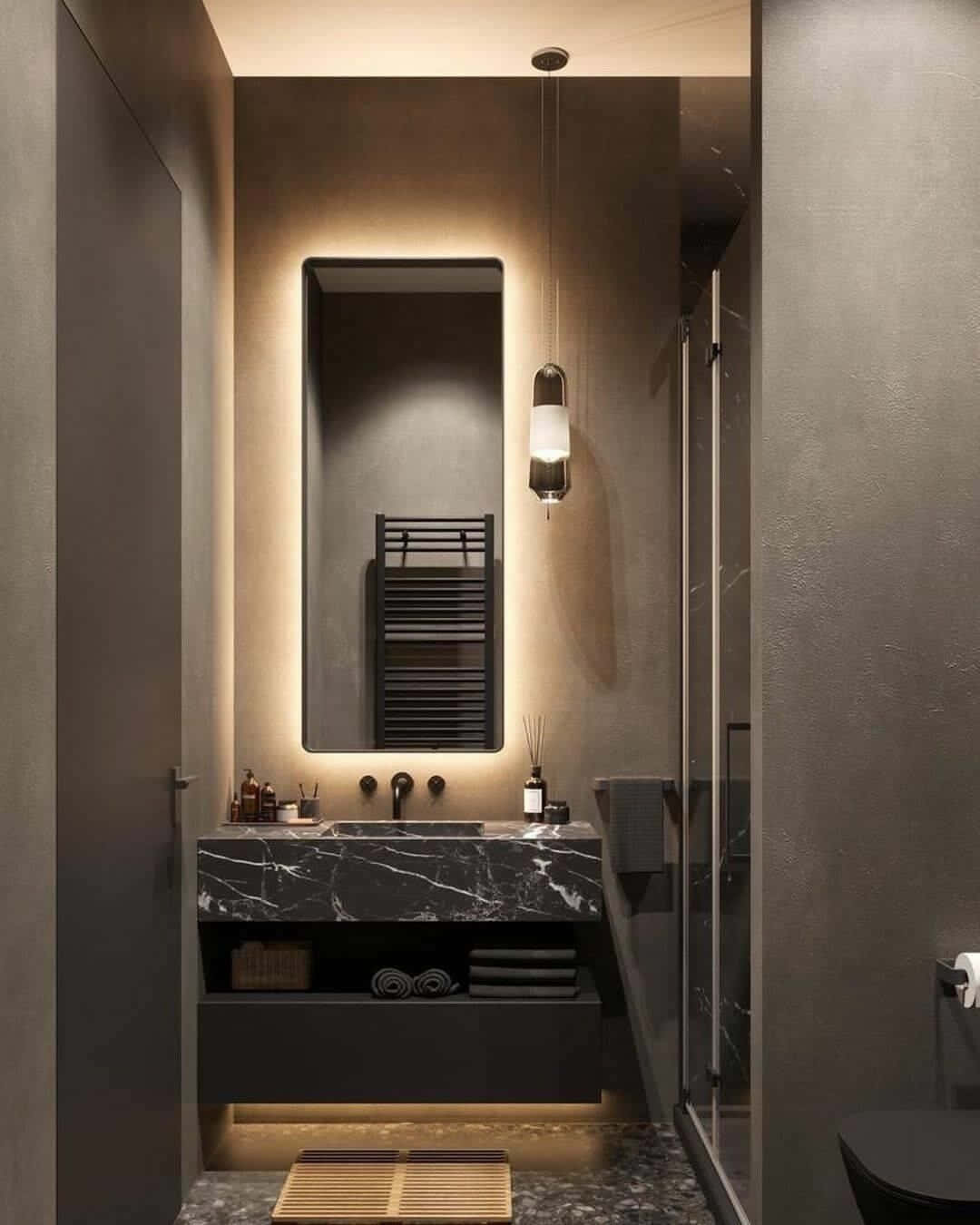 bath 桌布 壁紙 — 現代簡約浴室，配備深色大理石梳妝台、溫暖背光燈和時尚黑色配件，柔和環境照明。