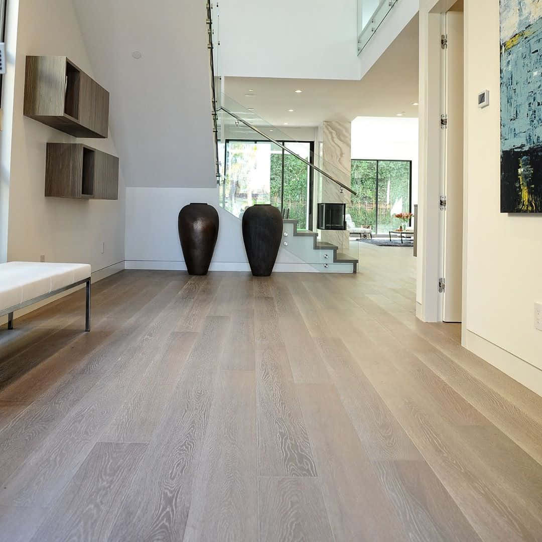 Wooden Floor 桌布 壁紙 — 現代簡約走廊，淺色木地板通往玻璃樓梯和大窗戶。