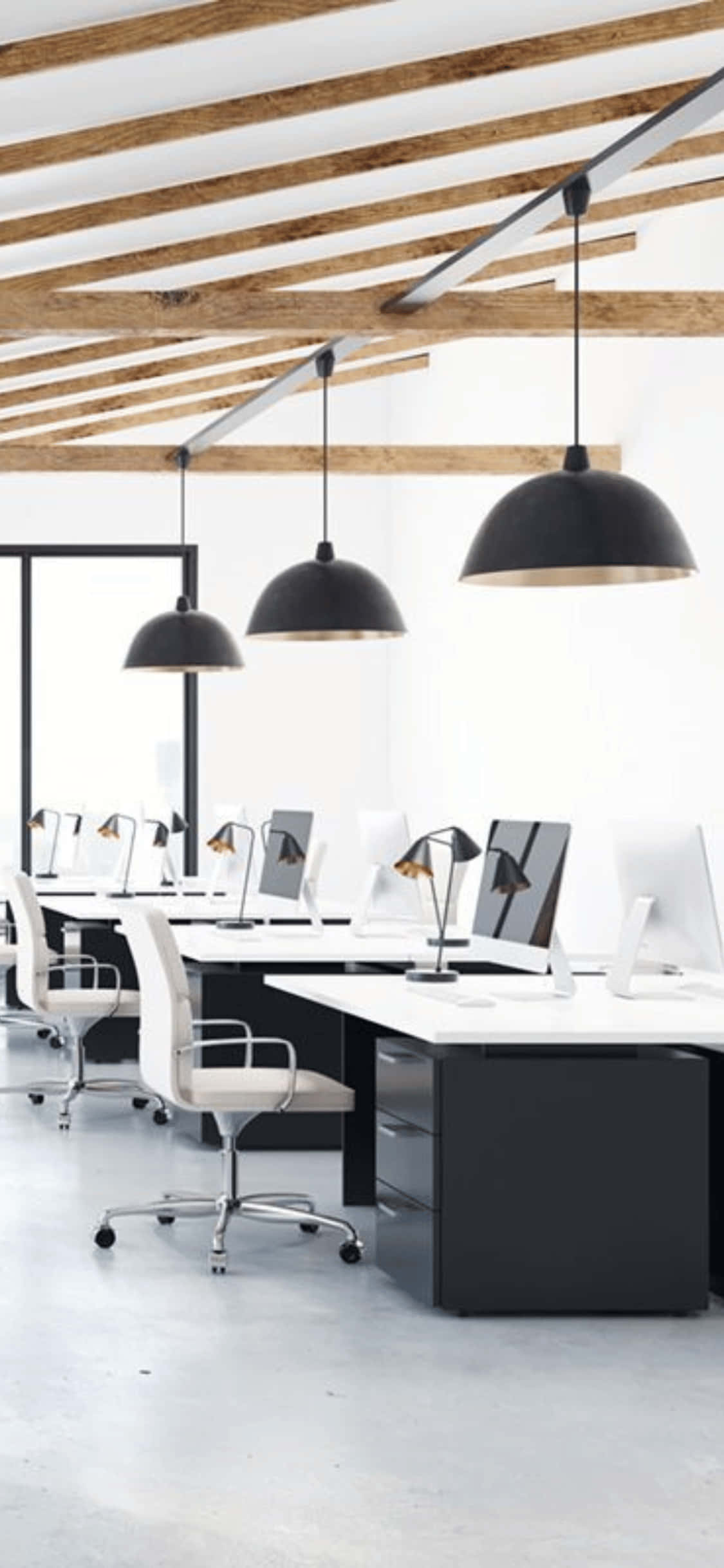 Pendant Light 桌布 壁紙 — 現代簡約辦公室，配有白色辦公桌、黑色椅子，以及黑色吊燈下的裸露木樑。