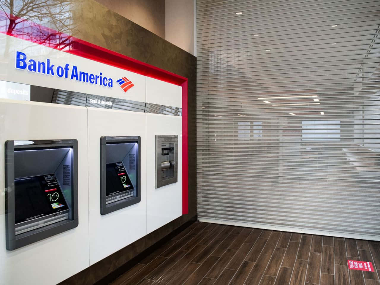 Bank Of America 桌布 壁紙 — 現代美國銀行ATM自助服務機，位於銀行大廳內，配有紅色重點照明和木地板。