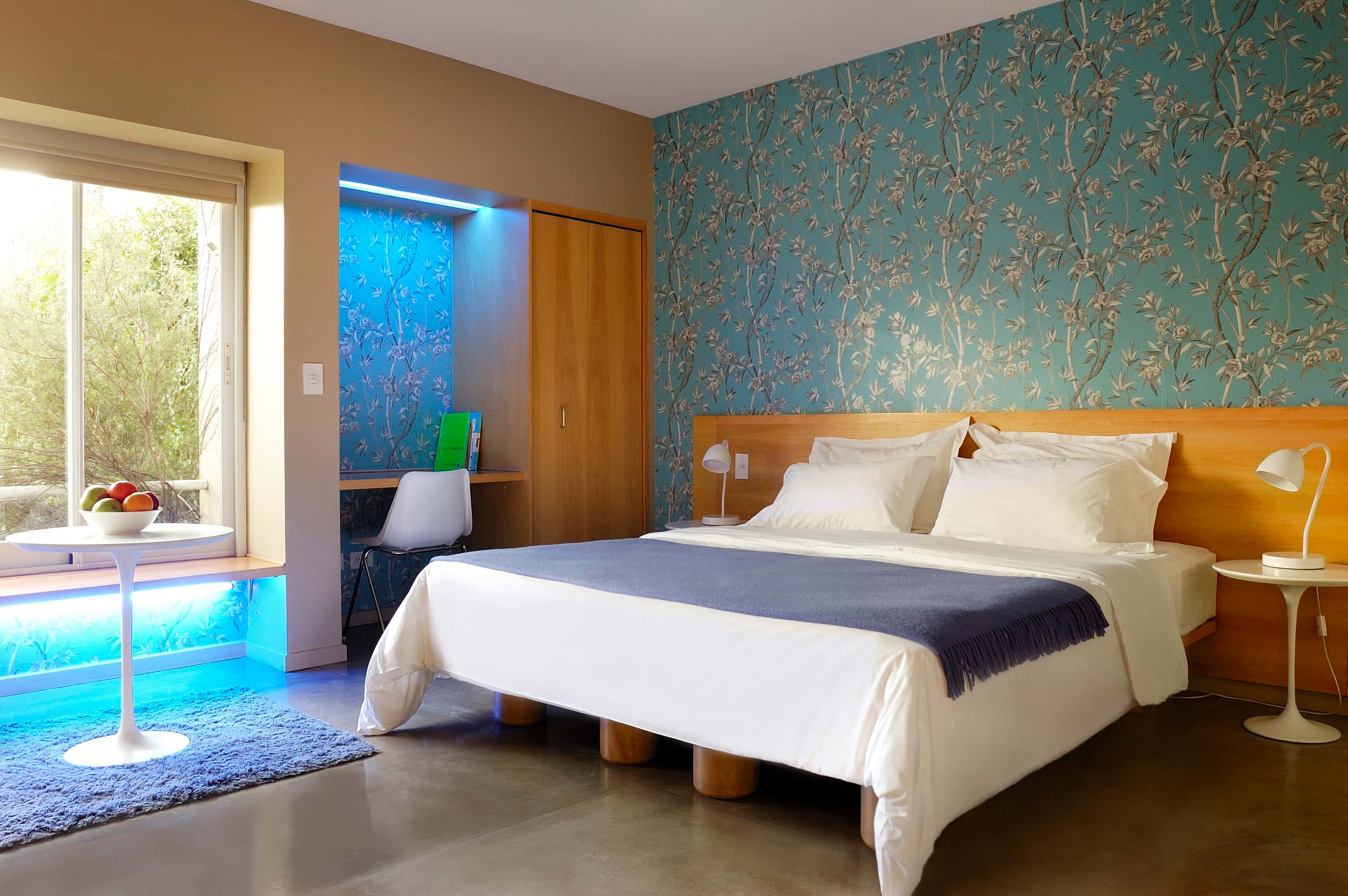 Bedroom 桌布 壁紙 — 現代臥室，配有木床、藍色圖案壁紙和窗邊發光的藍色底燈。