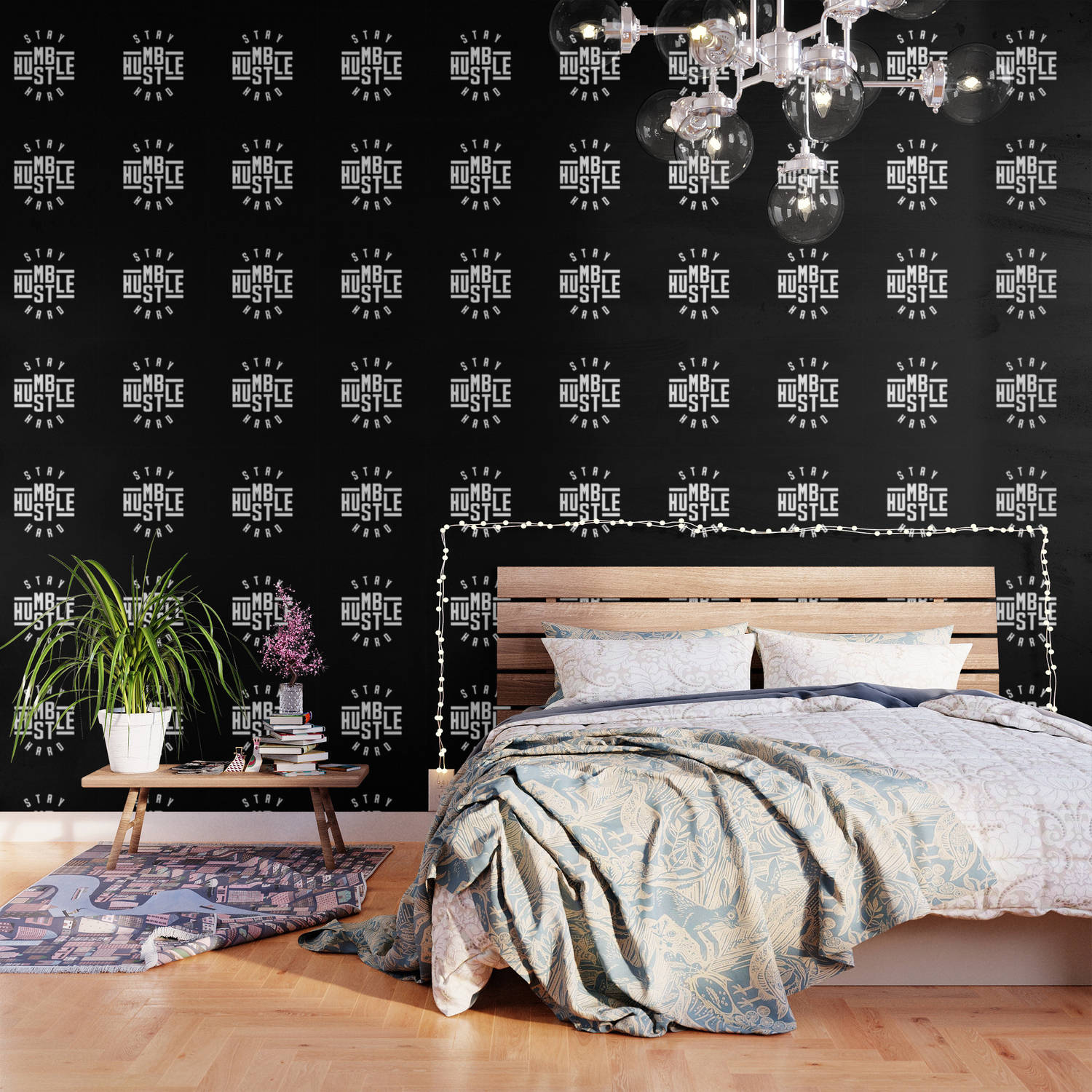 Bedroom 桌布 壁紙 — 現代臥室設有黑色牆壁，上面覆蓋重複的白色「STAY HUMBLE STAY HUSTLE」文字，木床配有圖案床上用品，以及玻璃吊燈。