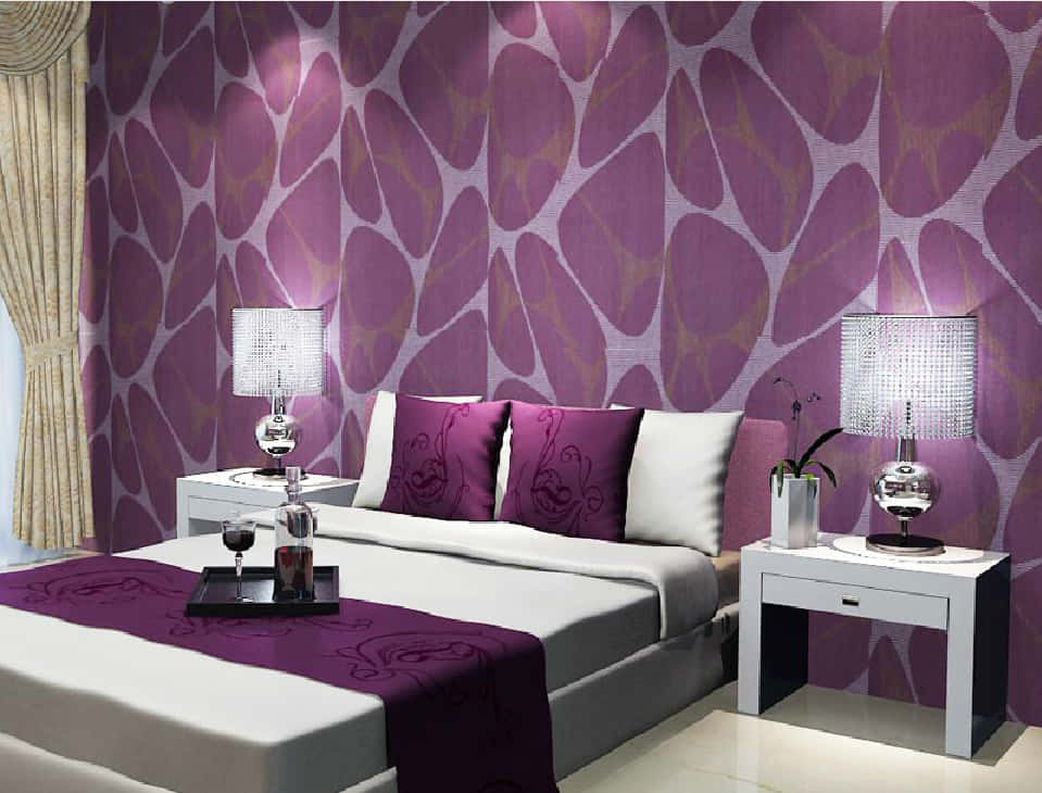 Purple Decor 桌布 壁紙 — 現代臥室配有一張帶紫色圖案枕頭的床和相配的牆壁壁畫，在溫暖的燈光下。