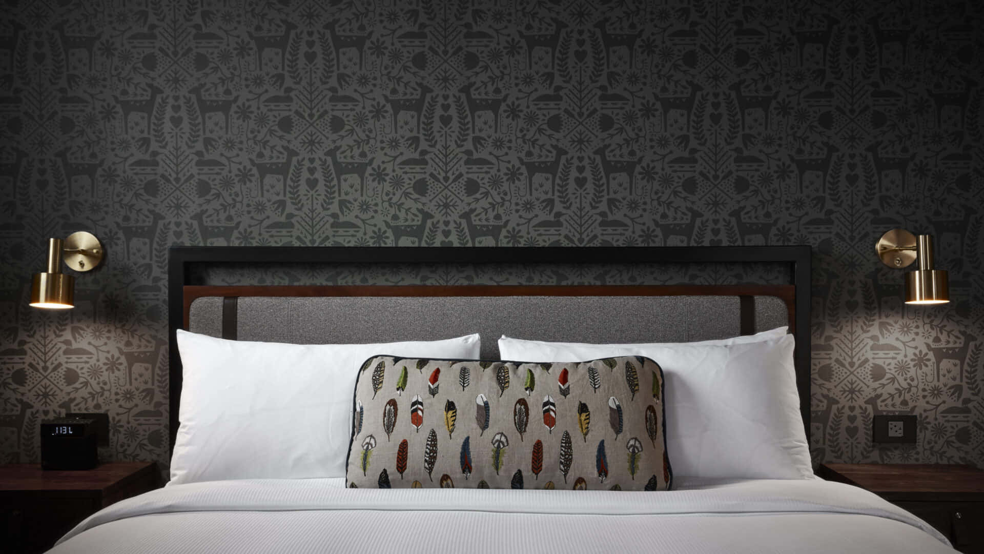 Bedroom 桌布 壁紙 — 現代臥室配有一張白色床單和羽毛圖案枕頭的床，背景是深灰色華麗壁紙。