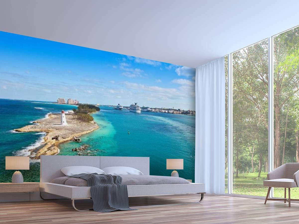 Nassau Bahamas 桌布 壁紙 — 現代臥室配有大型壁紙，描繪了明亮的藍天下充滿活力的綠松石潟湖，內有燈塔和遊輪。