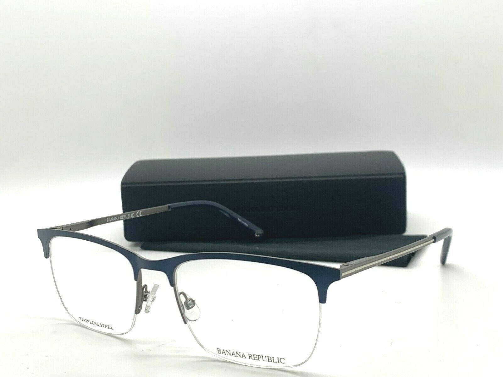 glasses 桌布 壁紙 — 現代藍色和銀色不鏽鋼Banana Republic眼鏡，搭配黑色眼鏡盒，展示在潔白背景上。