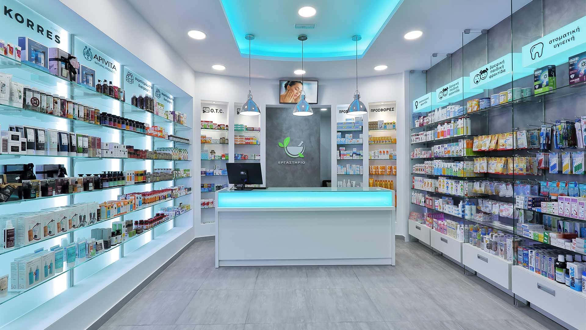 Shop 桌布 壁紙 — 現代藥局內部，明亮的藍色燈光照亮擺滿健康產品的貨架和中央的白色櫃檯。