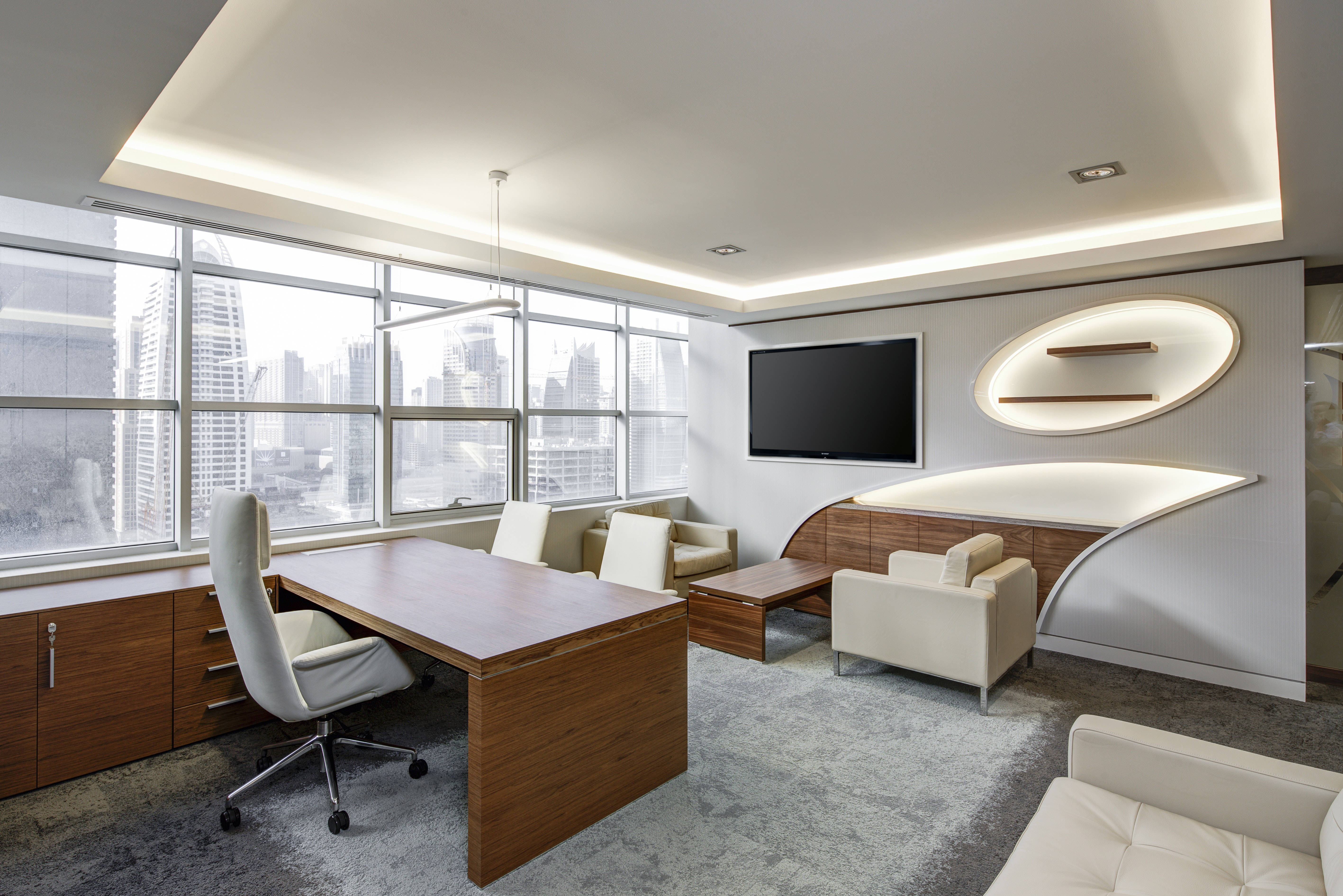 Interior Design 桌布 壁紙 — 現代行政辦公室，配有木製辦公桌、白色椅子，以及透過落地窗欣賞的城市天際線景觀。