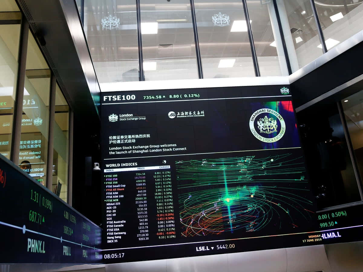 顯示金融數據和網路視覺化的數位證券交易所螢幕。 — 股市 壁紙